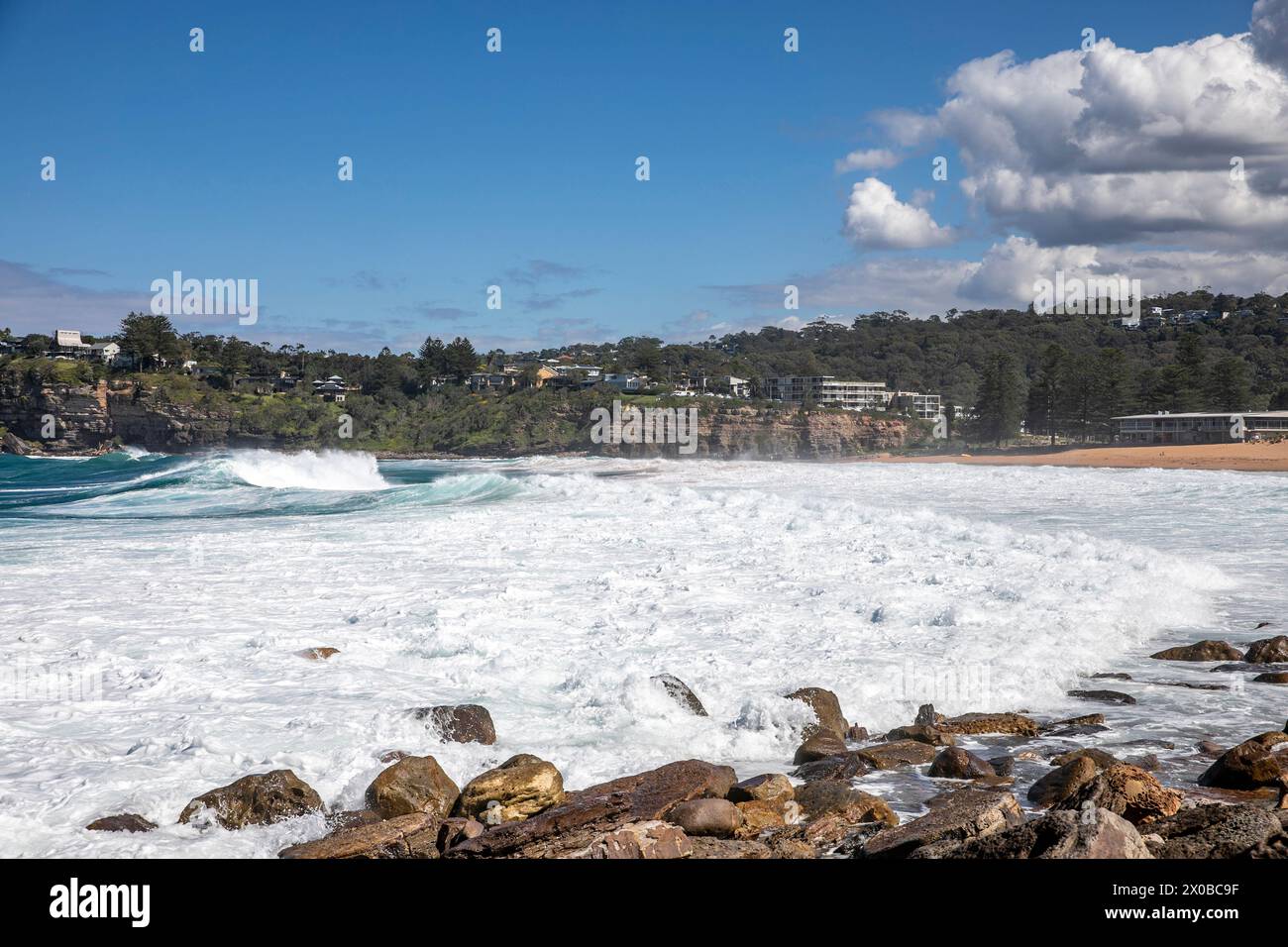 Avalon Beach à Sydney en Australie, automne 2024, de grosses vagues et de la houle comme les vagues de l'océan causant la fermeture de la plage, après les inondations d'avril en Nouvelle-Galles du Sud Banque D'Images