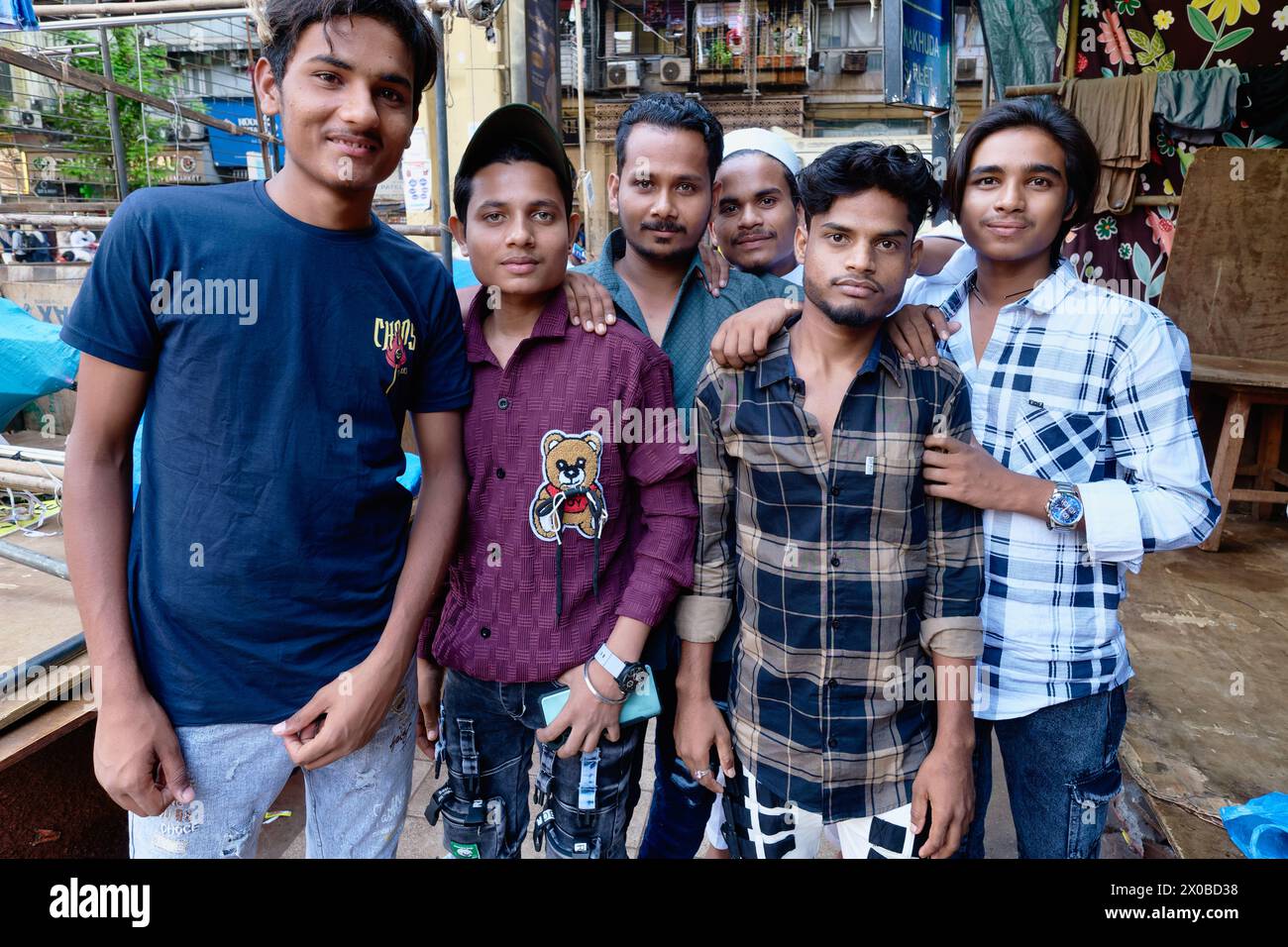 Un groupe pf jeunes hommes musulmans posant dans la zone dominée par les musulmans Dongri / Mohamed Ali Road à Mumbai, Inde Banque D'Images