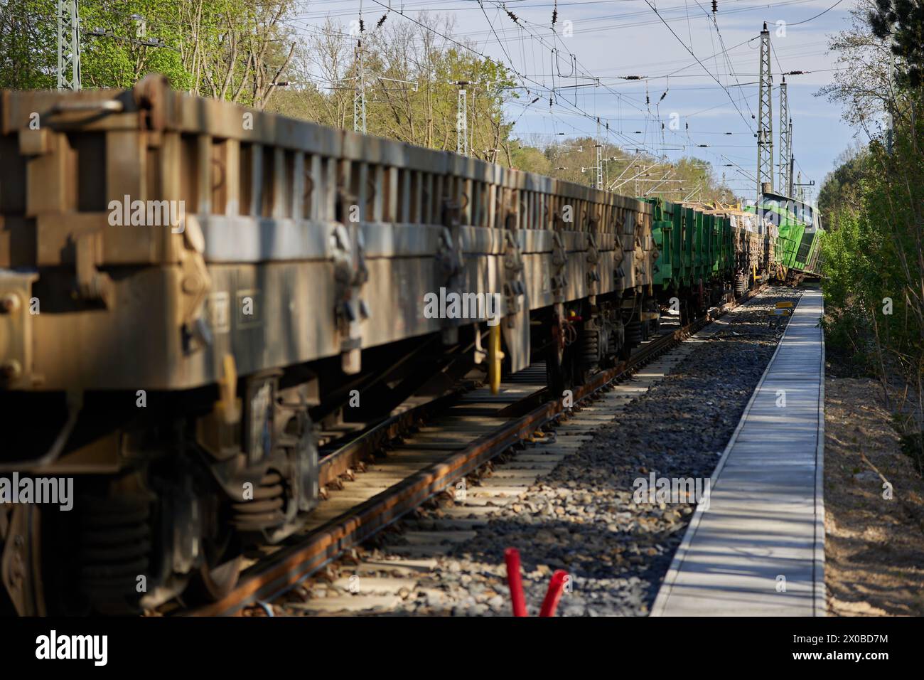 Birkenwerder, Allemagne. 11 avril 2024. Une locomotive de manœuvre a déraillé à Birkenwerder. Mercredi soir, les roues de la locomotive de manœuvre ont sauté de la voie en passant sur un aiguillage près de la gare Birkenwerder près de Berlin. En conséquence, le trafic ferroviaire dans le nord de Berlin a été gravement perturbé jeudi. Crédit : Jörg Carstensen/dpa/Alamy Live News Banque D'Images