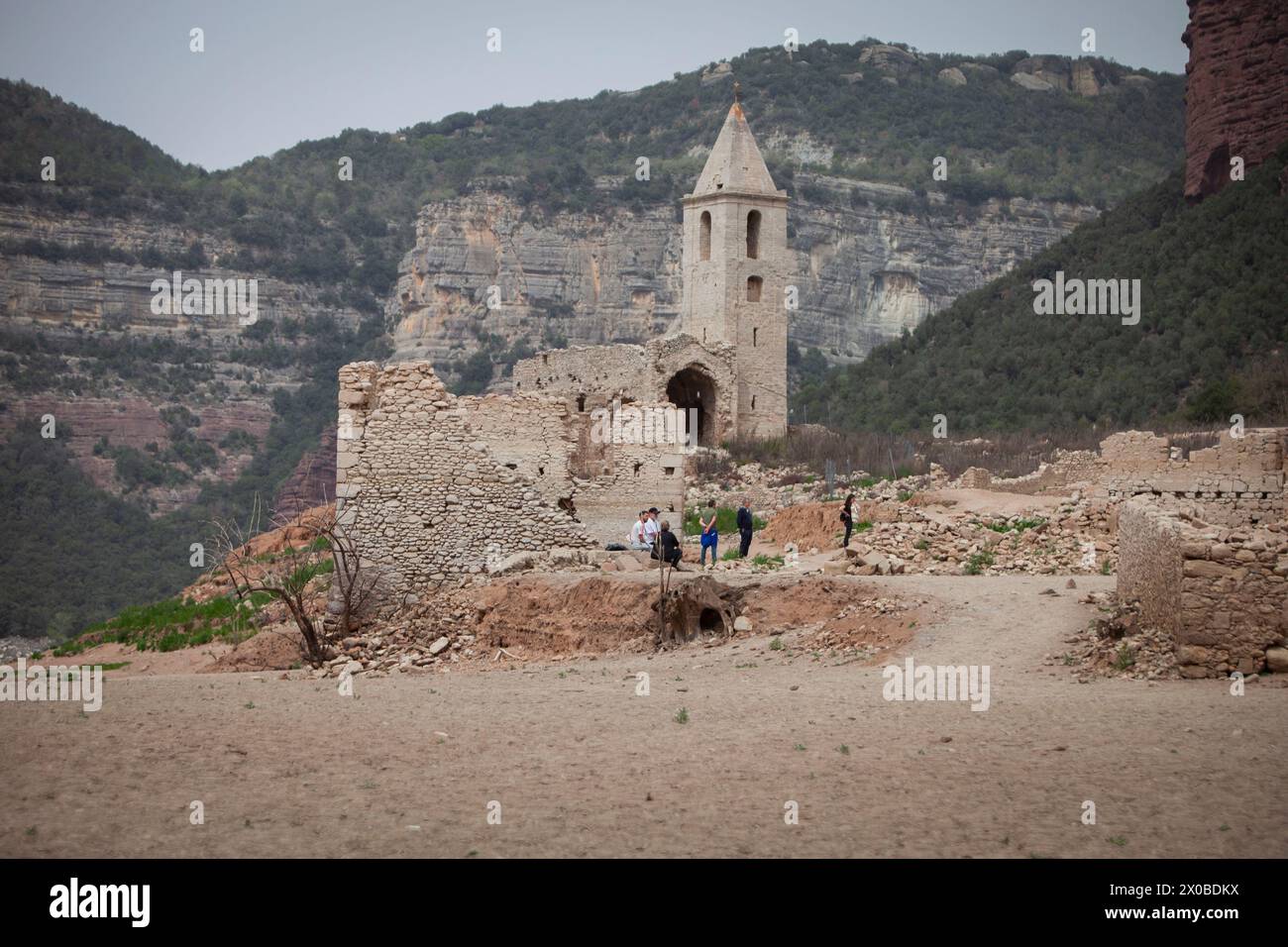 Vilanova de Sau, Espagne. 08 avril 2024. Les vestiges du petit village de Sant Roma de Sau, y compris son église réputée être la plus ancienne église du monde conservée debout dans l'eau, une fois submergée en 1962, sont à nouveau visibles, Espagne, Catalogne, 8 avril 2024. Le lac Sau est le symbole de la sécheresse qui affecte la Catalogne depuis plus de trois ans. Photo de Thibaut Durand/ABACAPRESS.COM. Crédit : Abaca Press/Alamy Live News Banque D'Images