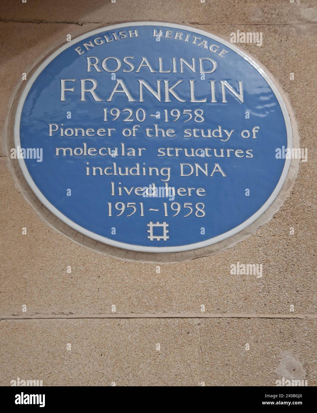 Plaque montrant où Rosalind Franklin vivait, Fulham, Londres, Royaume-Uni. Rosalind Elsie Franklin (25 juillet 1920 - 16 avril 1958) est une chimiste britannique et X- Banque D'Images