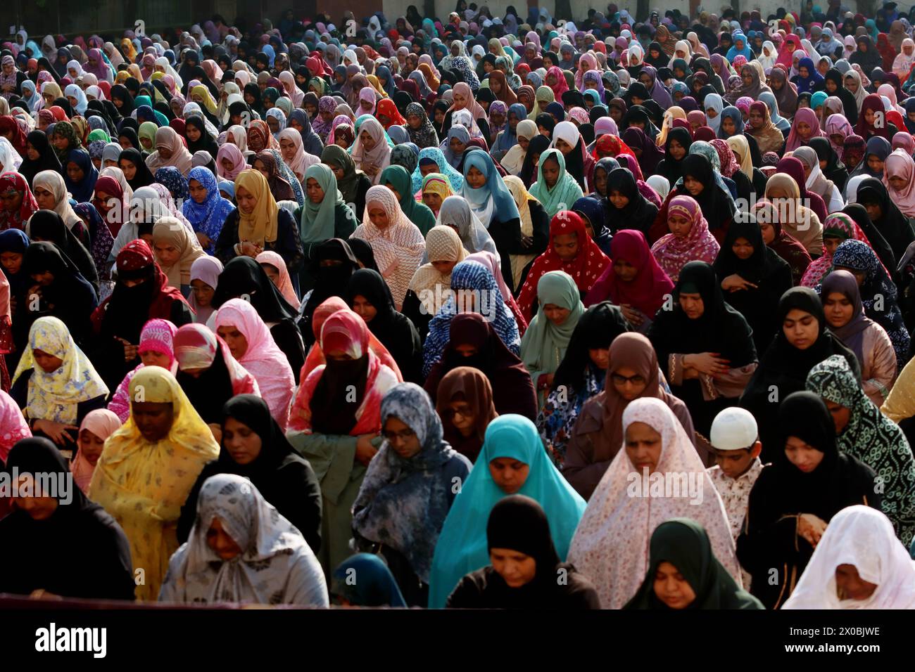 Chennai, Inde. 11 avril 2024. Les femmes musulmanes offrent des prières de l'Aïd al-Fitr, qui marque la fin du mois de jeûne sacré du Ramadan, à la célèbre école Don Bosco School Grounds à Chennai Credit : Seshadri SUKUMAR/Alamy Live News Banque D'Images