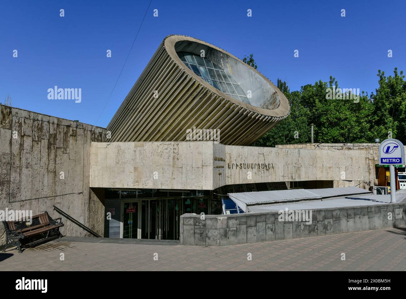 Station de métro de la jeunesse alias Yeritasardakan, une icône du modernisme soviétique, achevée en 1981 à Erevan, Arménie. Banque D'Images