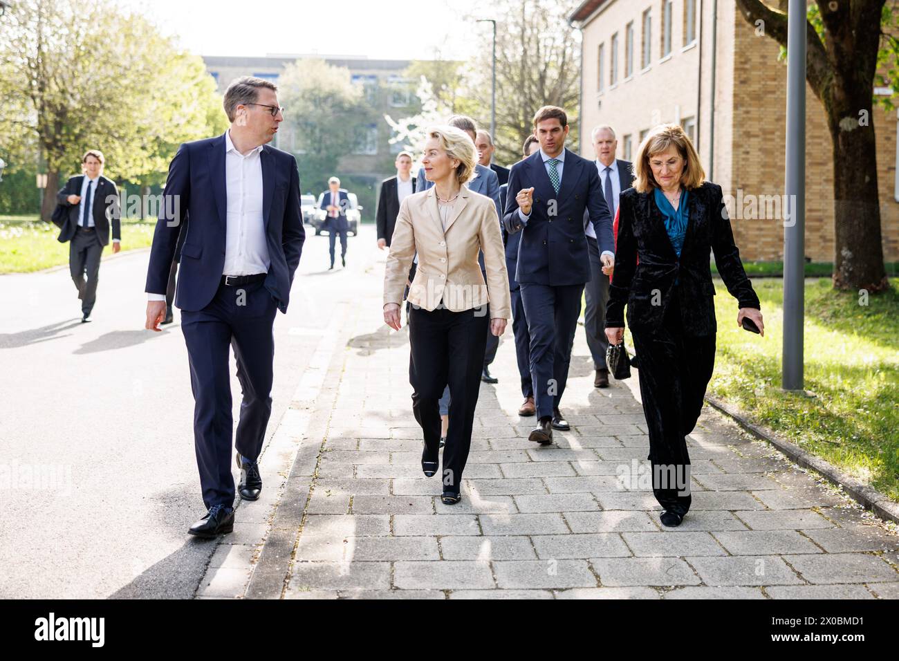 11 avril 2024, Bavière, Garching BEI München : Markus Blume (CSU), ministre des Sciences de Bavière, Ursula von der Leyen (CDU), présidente de la Commission européenne, et le professeur Dr. Sibylle Günter, physicien théorique allemand et professeur universitaire ainsi que directeur scientifique de l'Institut, visitent le centre de recherche ASDEX Upgrade à l'Institut Max Planck pour la physique des plasmas (IPP) à Garching près de Munich (Bavière) le 11 avril 2024. ASDEX Upgrade est l'une des deux plus grandes installations expérimentales allemandes en exploitation pour le développement de réacteurs de fusion. Photo : Matthias Balk/dpa Banque D'Images