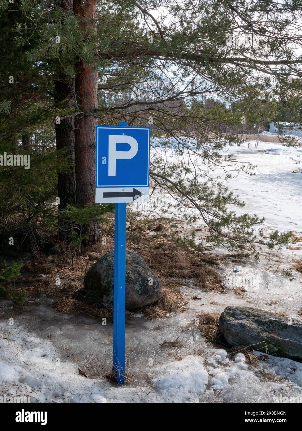 panneau de stationnement rural avec de la neige et des pins Banque D'Images