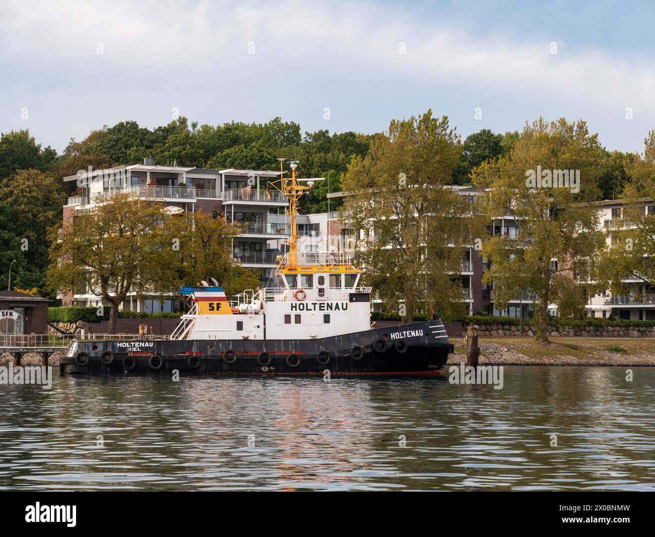 Remorqueur Holtenau amarré le long du quai de Kiel-Holtenau dans le fjord de Kiel, une partie de la baie de Kiel dans la mer Baltique, Schleswig-Holstein, Allemagne Banque D'Images