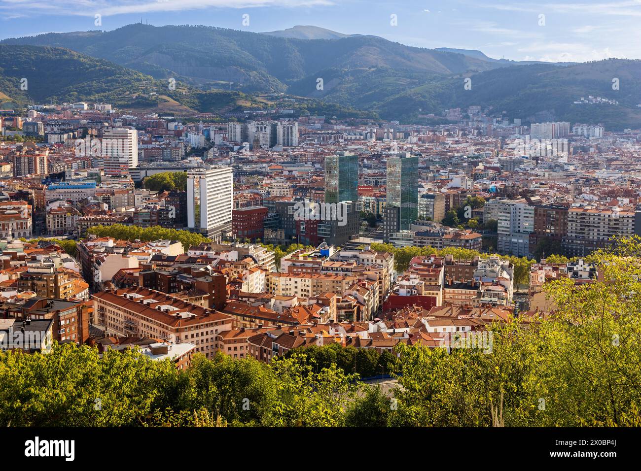 Une vue aérienne du centre-ville de Bilbao, avec les montagnes environnantes enveloppées de brume au loin. Bilbao, pays Basque, Espagne. Banque D'Images