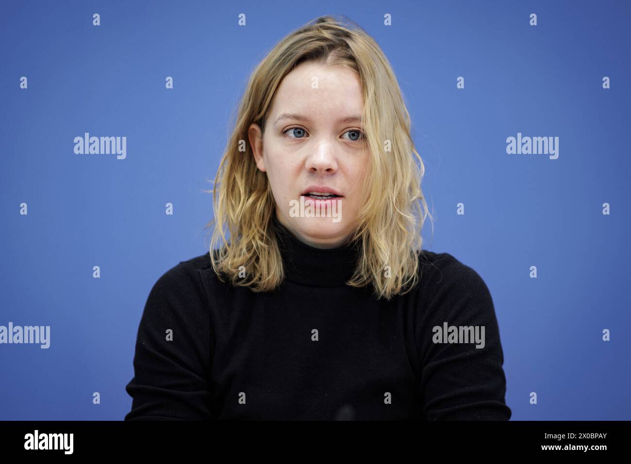 Carla Reemtsma, Fridays for future, aufgenommen im Rahmen einer Pressekonferenz zum Thema Kuerzungen abwenden, Zukunftsinvestitionen sicherstellen : fuer einen Kurswechsel in der Finanz- und Haushaltspolitik in der Bundespressekonferenz. Berlin, 11.04.2024. Berlin Deutschland *** Carla Reemtsma, Fridays for future, enregistré lors d'une conférence de presse sur le thème éviter les coupures, assurer les investissements futurs pour un changement de cap dans la politique financière et budgétaire à la Conférence de presse fédérale Berlin, 11 04 2024 Berlin Allemagne Copyright : xJaninexSchmitzxphotothek.dex Banque D'Images