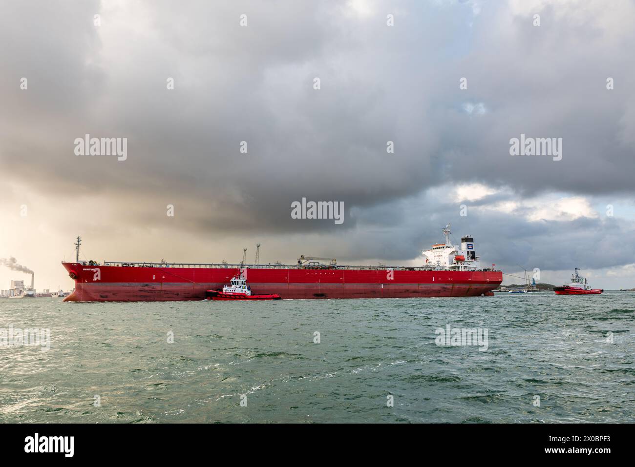 ROTTERDAM, PAYS-BAS - 2 NOVEMBRE 2016 : le pétrolier Maritina arrive au Maasvlakte, port de Rotterdam aux pays-Bas, escorté par des remorqueurs. Banque D'Images