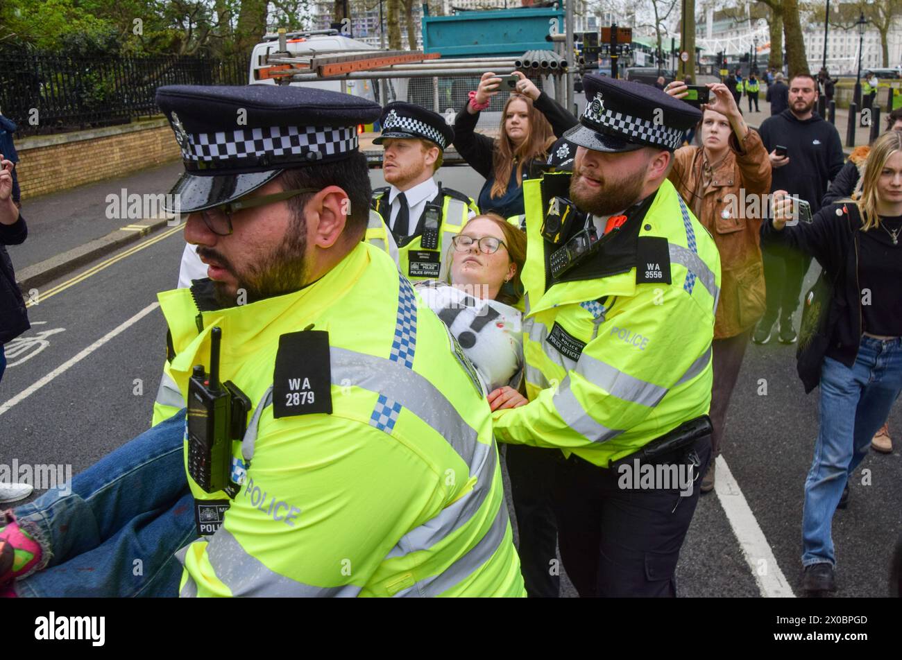 Londres, Royaume-Uni. 10 avril 2024. La police procède à des arrestations alors que les groupes activistes Palestine action et Youth exigent que de la peinture rouge soit pulvérisée sur le bâtiment du ministère de la Défense à Westminster. Les groupes demandent au gouvernement de cesser de vendre des armes à Israël. Crédit : Vuk Valcic/Alamy Live News Banque D'Images