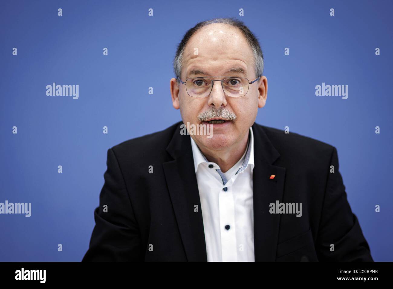 Stefan Koerzell, Mitglied des Geschaeftsfuehrenden Bundesvorstands des Deutschen Gewerkschaftsbundes DGB, aufgenommen im Rahmen einer Pressekonferenz zum Thema Kuerzungen abwenden, Zukunftsinvestitionen sicherstellen : fuer einen Kurswechsel in der Finanz- und Haushaltspolitik in der Bundespressekonferenz. Berlin, 11.04.2024. Berlin Deutschland *** Stefan Koerzell, membre du directoire de la Confédération allemande des syndicats (DGB), a enregistré lors d'une conférence de presse sur le thème de la prévention des coupures, de la garantie des investissements futurs pour un changement de cap dans la politique financière et budgétaire à l' Banque D'Images