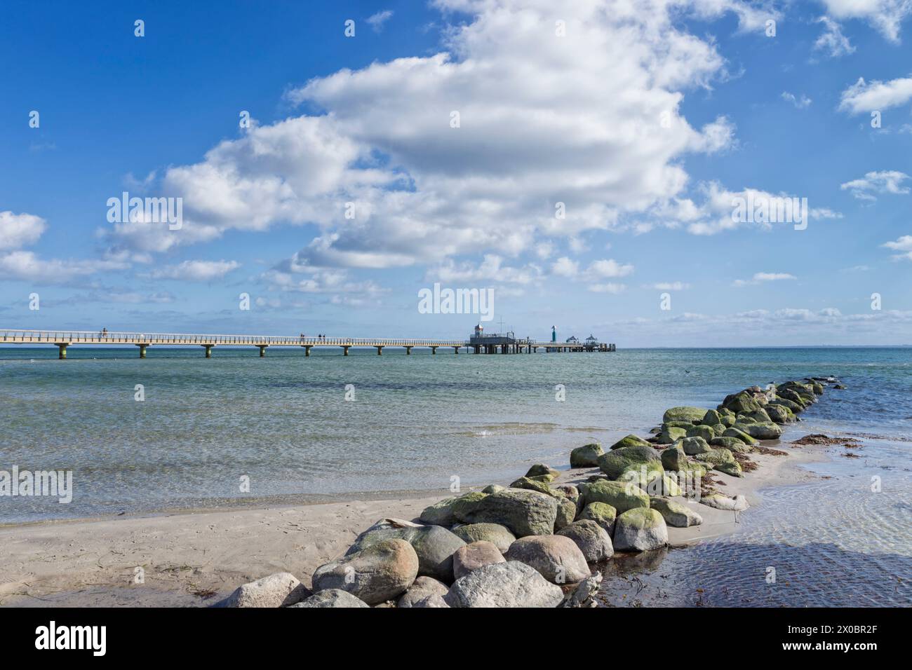 Brise-lames et jetée à Grömitz dans la baie de Lübeck sur la côte allemande de la mer Baltique Banque D'Images