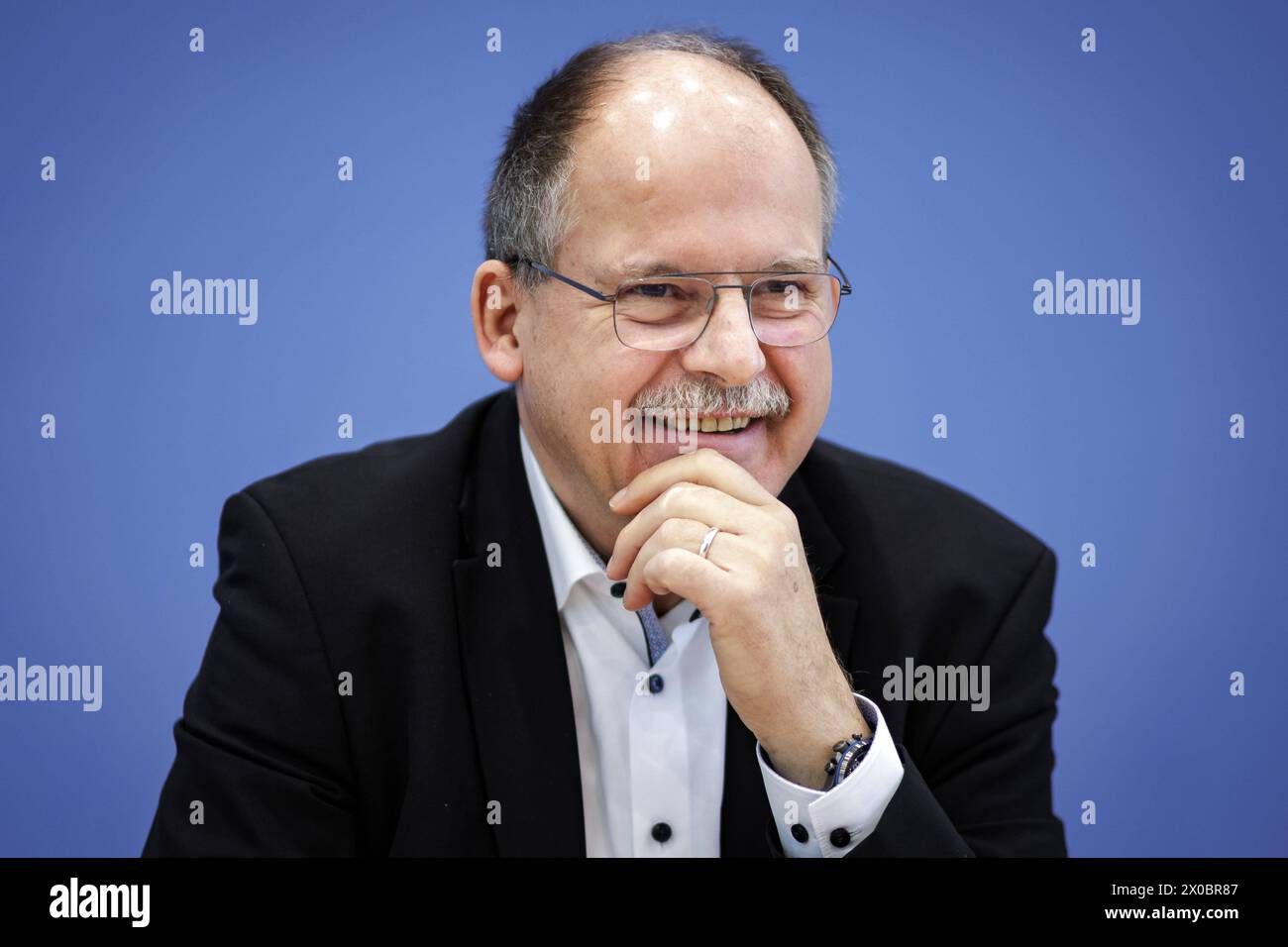 Stefan Koerzell, Mitglied des Geschaeftsfuehrenden Bundesvorstands des Deutschen Gewerkschaftsbundes DGB, aufgenommen im Rahmen einer Pressekonferenz zum Thema Kuerzungen abwenden, Zukunftsinvestitionen sicherstellen : fuer einen Kurswechsel in der Finanz- und Haushaltspolitik in der Bundespressekonferenz. Berlin, 11.04.2024. Berlin Deutschland *** Stefan Koerzell, membre du directoire de la Confédération allemande des syndicats (DGB), a enregistré lors d'une conférence de presse sur le thème de la prévention des coupures, de la garantie des investissements futurs pour un changement de cap dans la politique financière et budgétaire à l' Banque D'Images