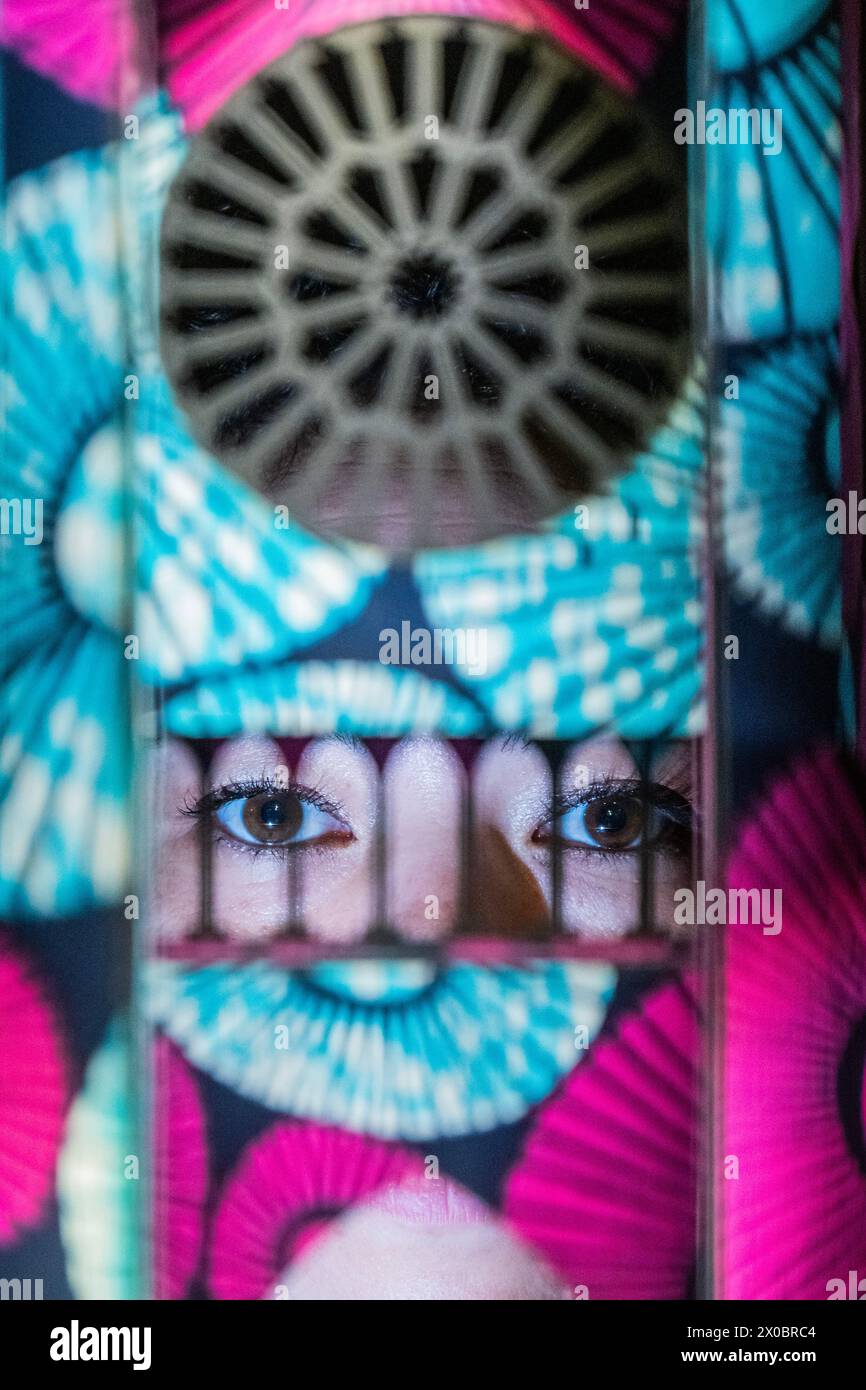 Londres, Royaume-Uni. 11 avril 2024. Tamsin Hong, commissaire avec Inside notre-Dame, Paris, dans le cadre de la série Sanctuary City, 2024 - Yinka Shonibare : Suspended States, une nouvelle exposition de l'artiste britannique nigérian à Serpentine South. Il se déroule du 12 avril au 1er septembre 2024 et coïncide avec la présentation de l'artiste à la Biennale di Venezia d'avril 2024. C’est sa première exposition personnelle depuis plus de 20 ans dans une institution publique londonienne. Crédit : Guy Bell/Alamy Live News Banque D'Images