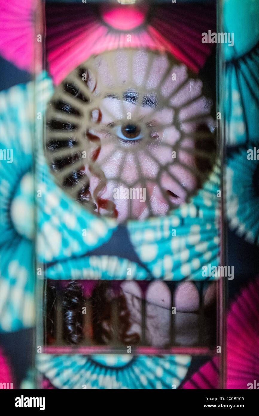 Londres, Royaume-Uni. 11 avril 2024. Tamsin Hong, commissaire avec détail à l'intérieur de notre-Dame, Paris, dans la série Sanctuary City, 2024 - Yinka Shonibare : Suspended States, une nouvelle exposition de l'artiste britannique nigérian à Serpentine South. Il se déroule du 12 avril au 1er septembre 2024 et coïncide avec la présentation de l'artiste à la Biennale di Venezia d'avril 2024. C’est sa première exposition personnelle depuis plus de 20 ans dans une institution publique londonienne. Crédit : Guy Bell/Alamy Live News Banque D'Images