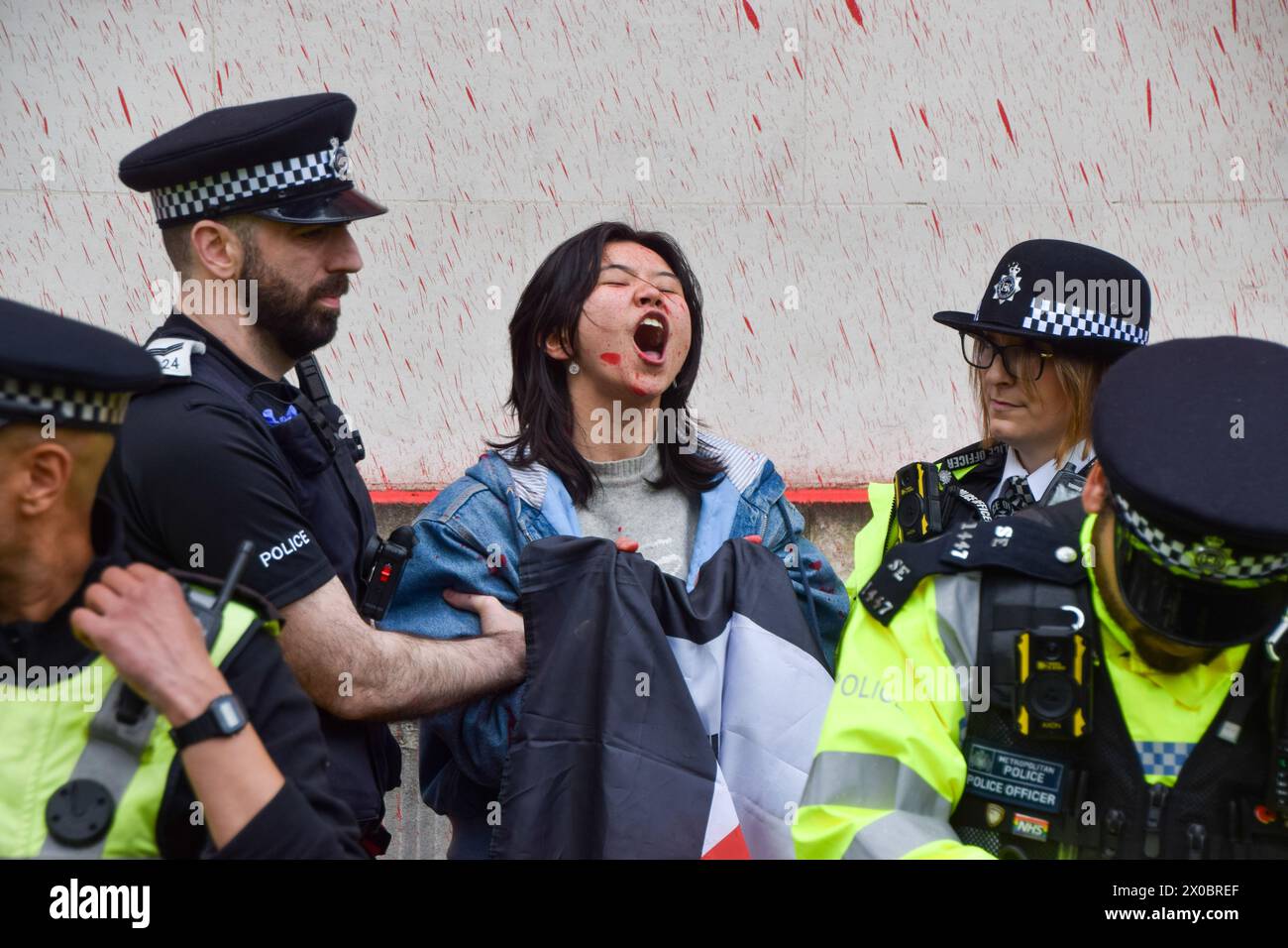 Londres, Royaume-Uni. 10 avril 2024. La police procède à des arrestations alors que les groupes activistes Palestine action et Youth exigent que de la peinture rouge soit pulvérisée sur le bâtiment du ministère de la Défense à Westminster. Les groupes demandent au gouvernement de cesser de vendre des armes à Israël. Crédit : Vuk Valcic/Alamy Live News Banque D'Images