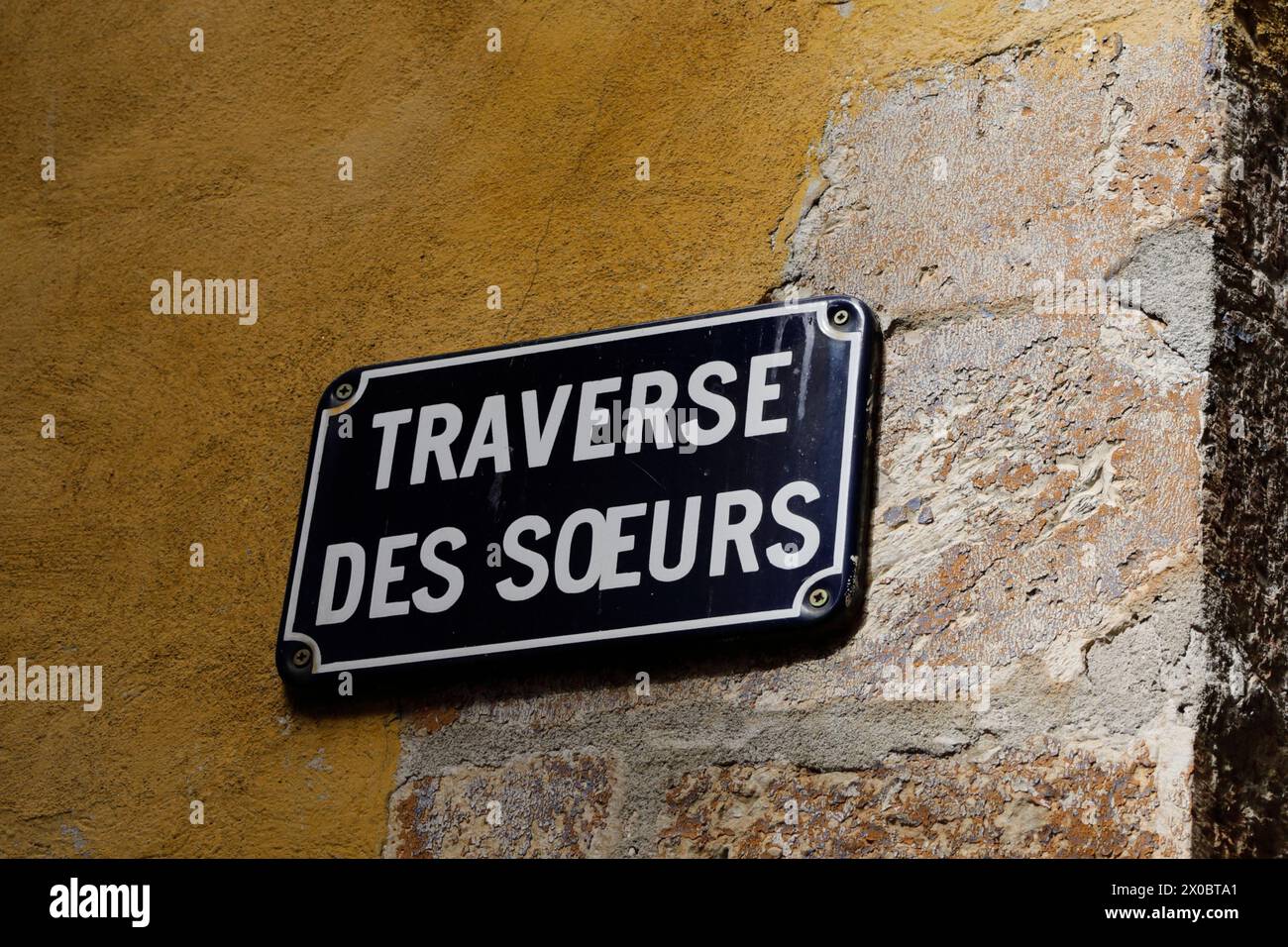Panneau de rue traverse des Soeurs monté sur un mur altéré à Grasse, Provence-Alpes-Côte dAzur., France Banque D'Images