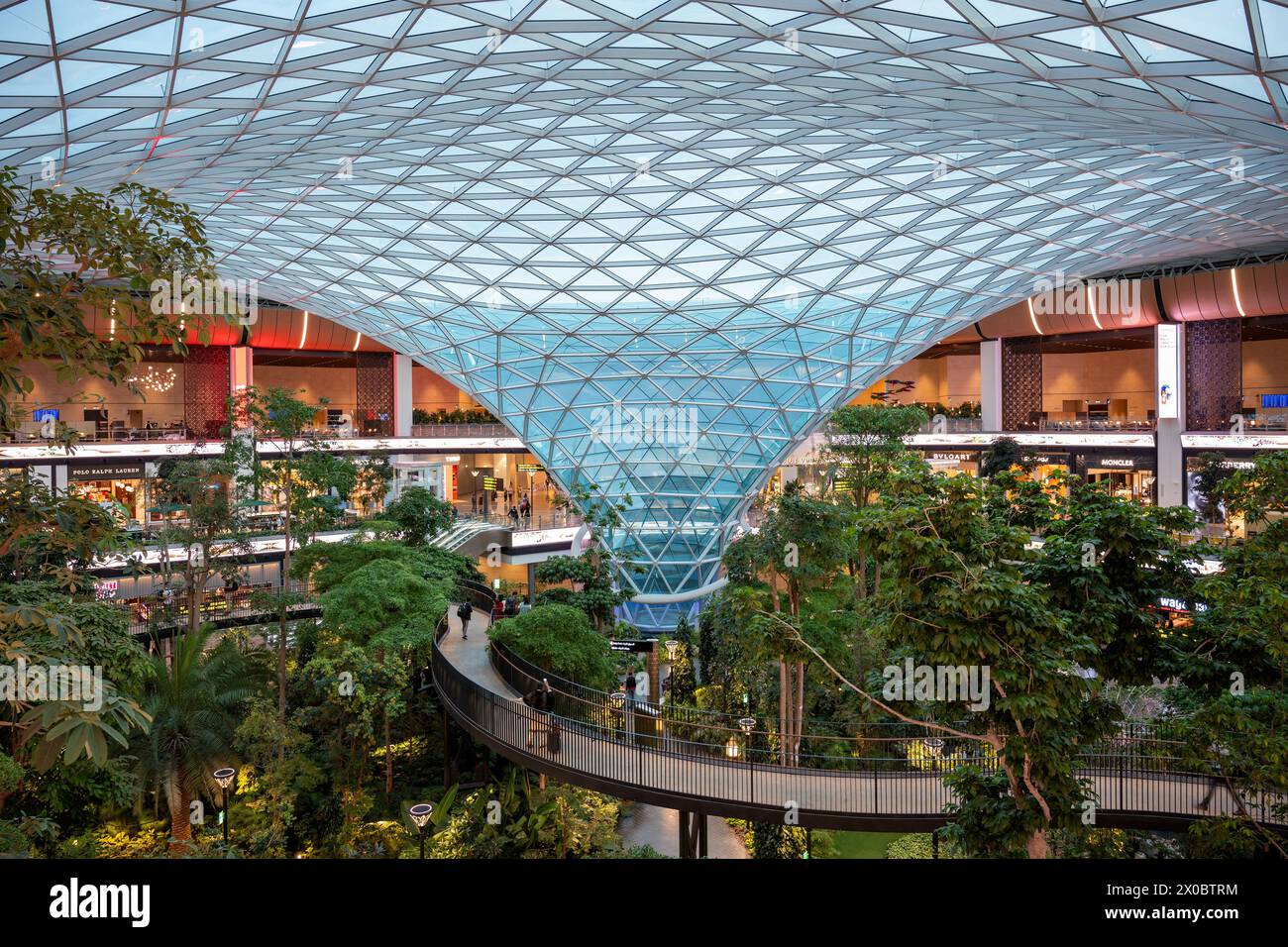 Dôme de verre massif et passerelle surélevée au-dessus du jardin intérieur au verger du Hamad International de Doha Banque D'Images