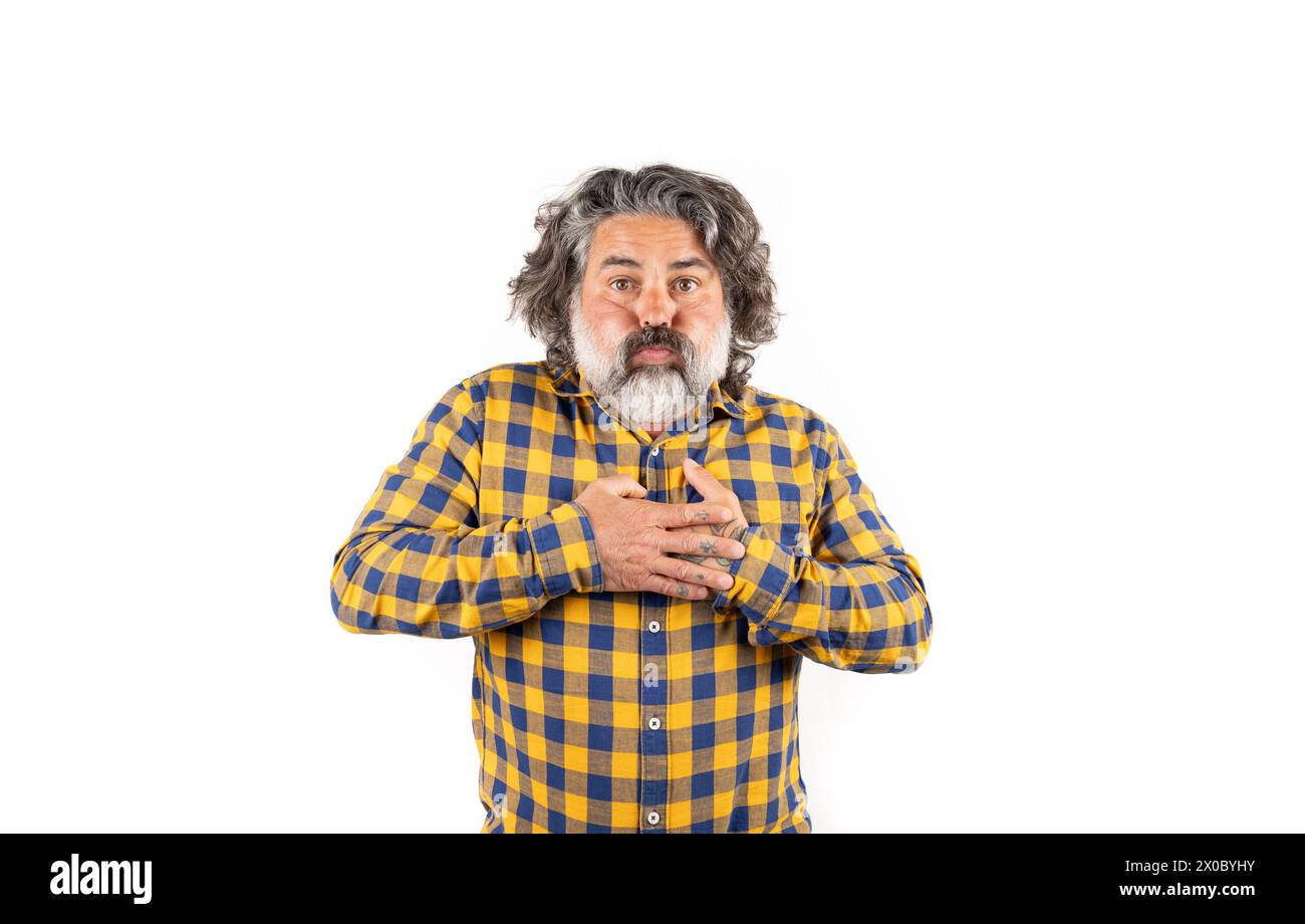 Homme retenant son souffle avec ses mains sur sa poitrine sur un fond blanc Banque D'Images