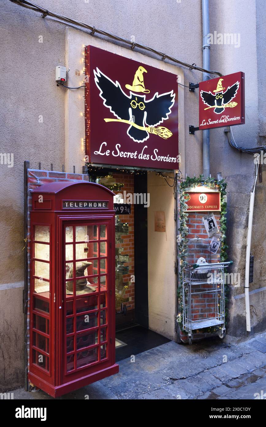 Boutique thématique Harry Potter ou Magic Shop pour sorcières et sorciers avec coffrets téléphoniques rouges britanniques Aix-en-Provence Provence France Banque D'Images