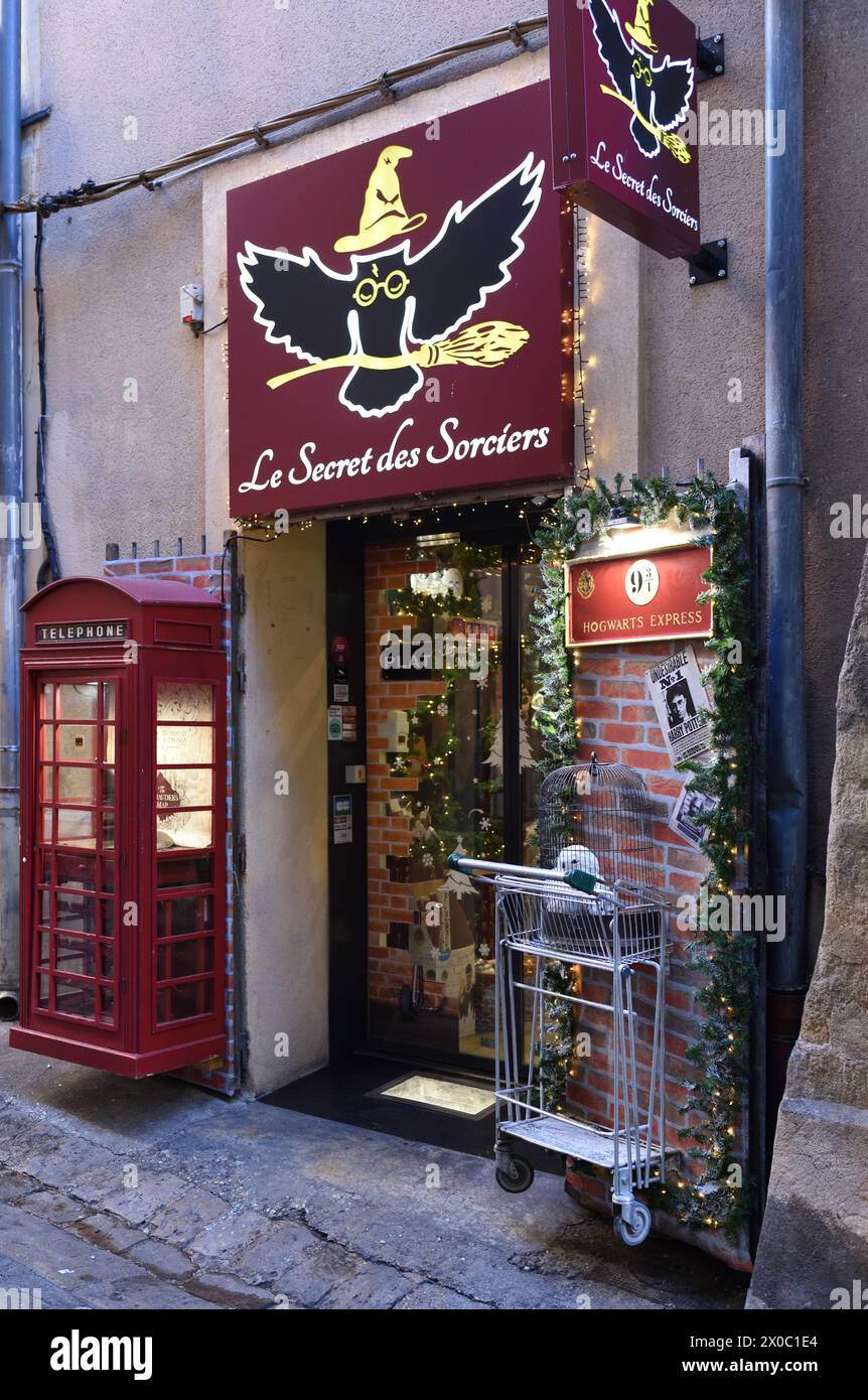 Boutique thématique Harry Potter ou Magic Shop pour sorcières et sorciers avec coffrets téléphoniques rouges britanniques Aix-en-Provence Provence France Banque D'Images