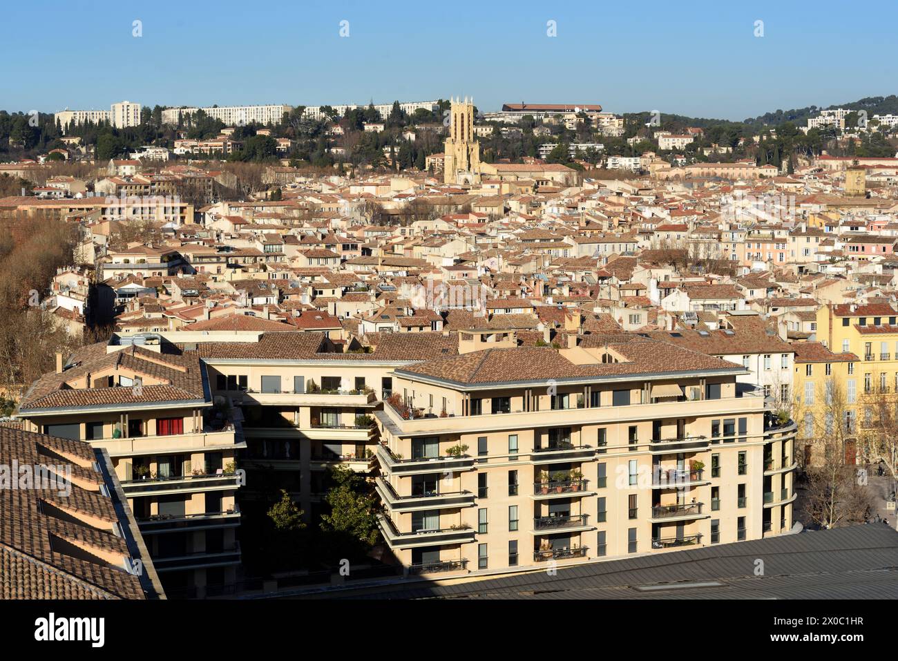 Vue aérienne de la vieille ville et de la cathédrale d'Aix, avec le centre commercial allées Provençales au premier plan, Aix-en-Provence Provence France Banque D'Images