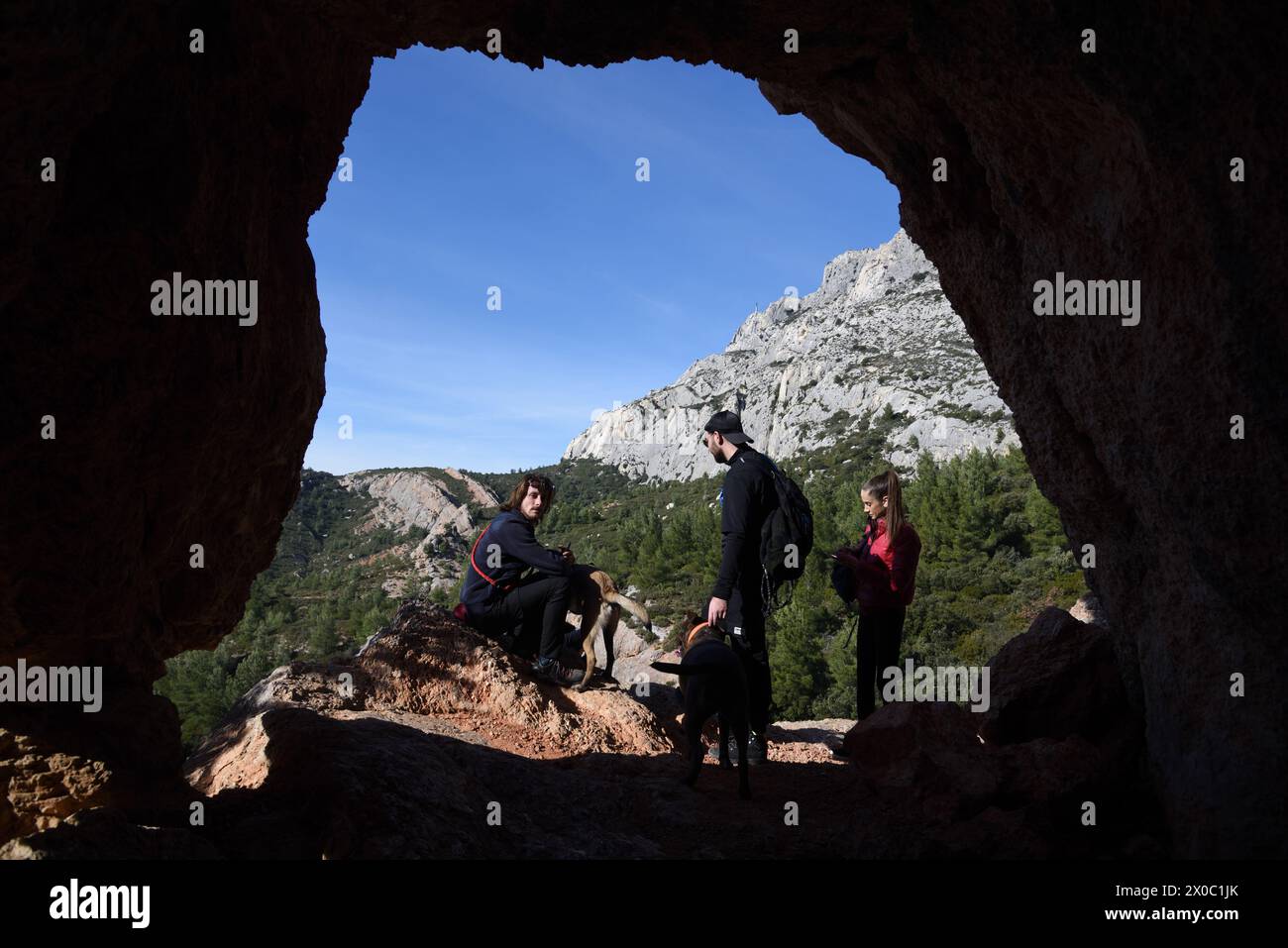 Promeneurs à l'entrée de la grotte ou Grotte sur les pentes sud du Mont ou montagne Sainte victoire montagne le Bayon près d'Aix-en-Provence France Banque D'Images