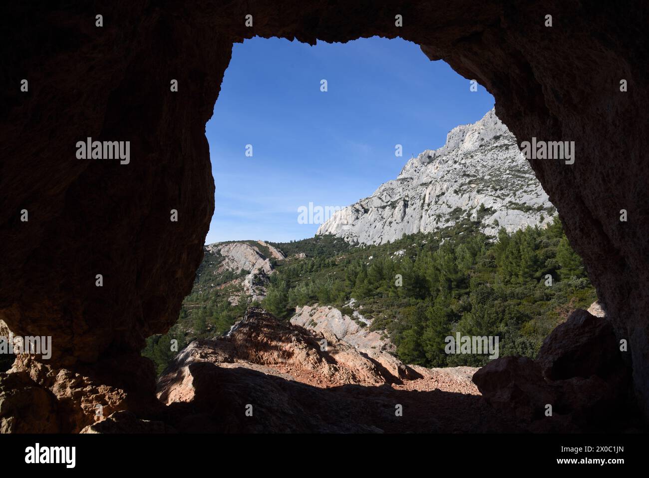 Entrée de grotte ou Grotte sur les pentes sud du Mont ou montagne Sainte victoire montagne le Bayon près d'Aix-en-Provence France Banque D'Images