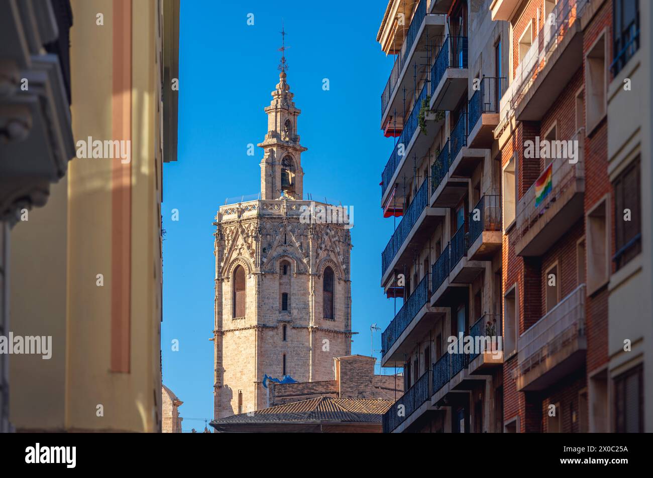 Vue sur le clocher de style gothique de la cathédrale de Valence connue sous le nom de Miguelete ou Micalet Banque D'Images