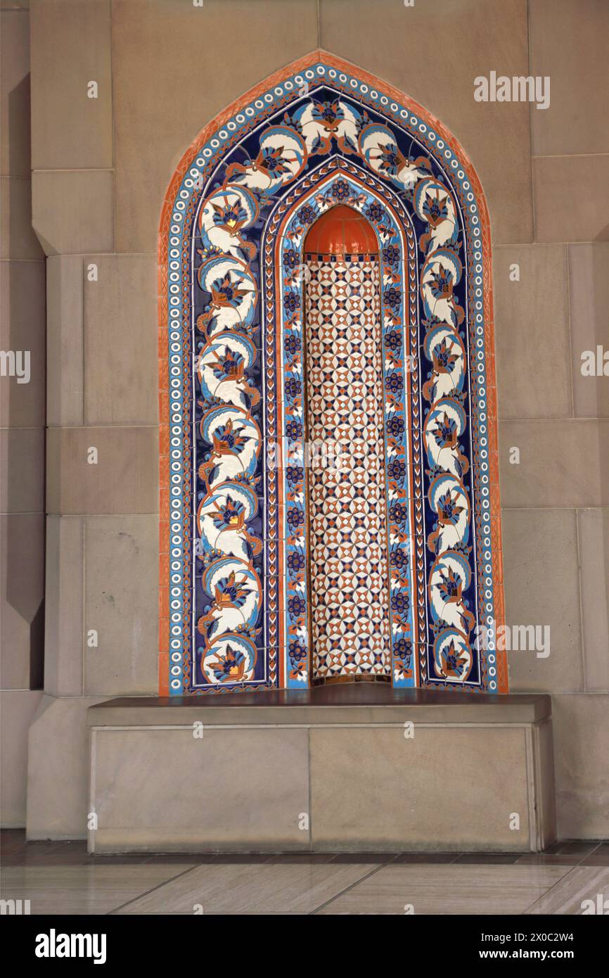 Sultan Qaboos Grande Mosquée niche colorée une interprétation contemporaine Timuride des motifs et des dessins qui ont prospéré pendant le règne de Tame Banque D'Images