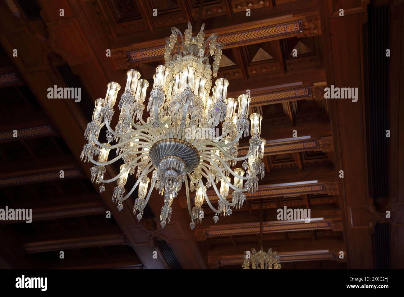 Sultan Qaboos Grand Chandelier en cristal de Mosquée suspendu au plafond omanais en bois dans la salle de prière des femmes Muscat Oman Banque D'Images