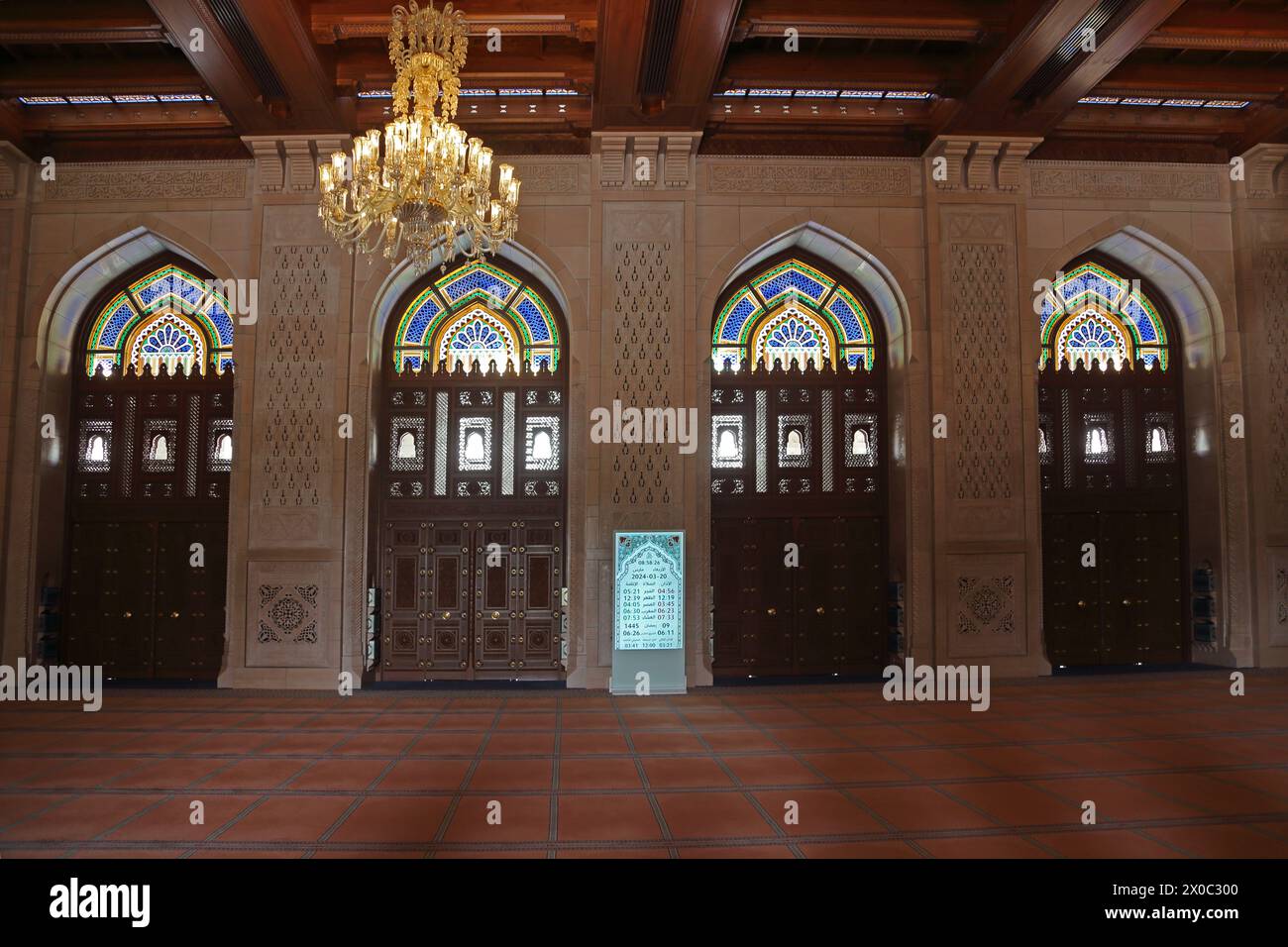 Sultan Qaboos Grand Mosquée intérieur de la salle de prière des femmes avec plafond omanais en bois et lustre Muscat Oman Banque D'Images