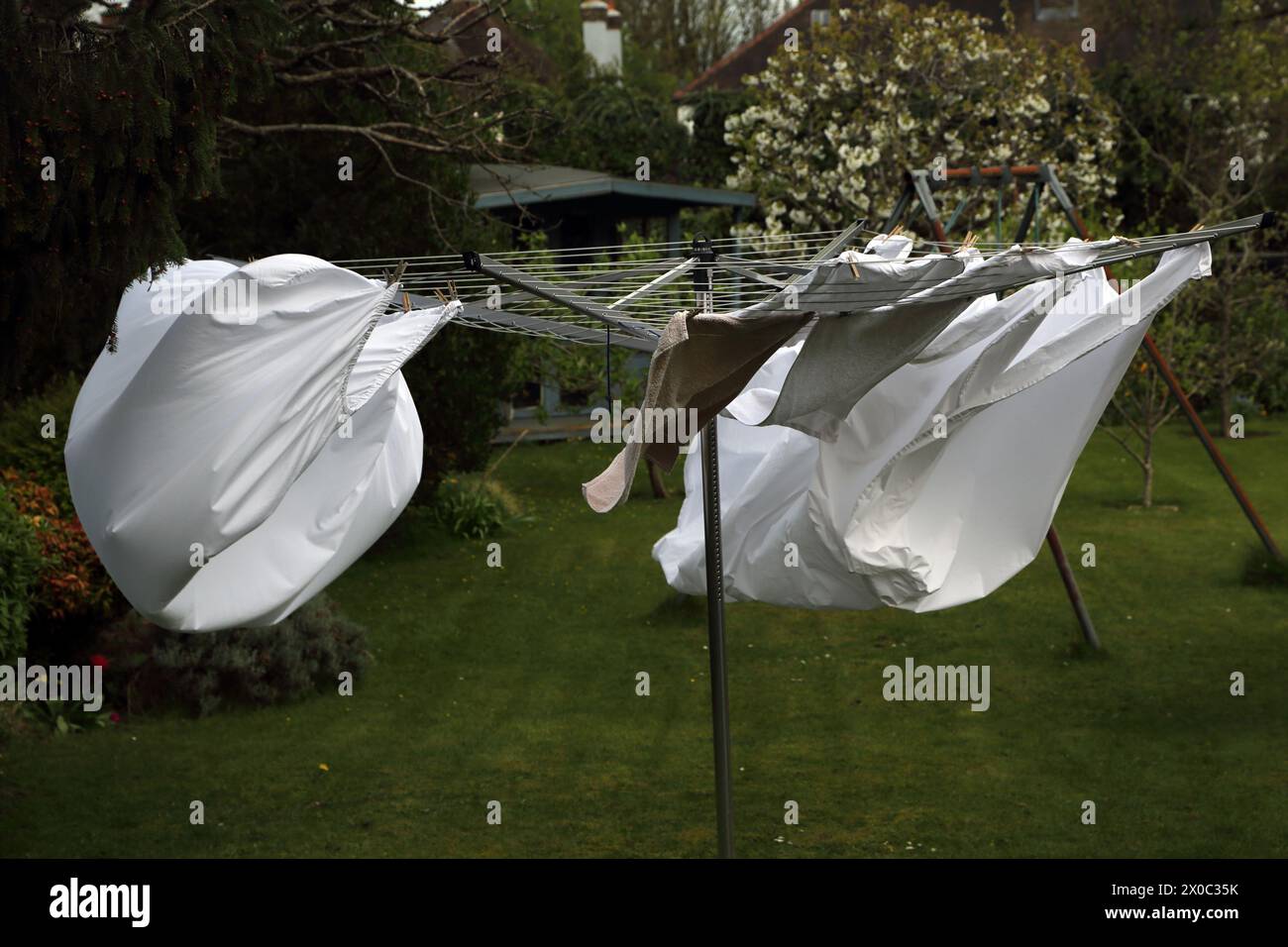 Blanchisserie sur Rotary Line soufflant dans Gusty Winds de la tempête Kathleen le 6 avril 2024 Surrey Angleterre Banque D'Images