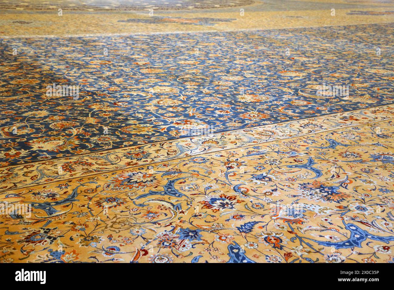 Tapis de prière dans la salle de prière dans la Grande Mosquée du Sultan Qaboos deuxième plus grand tapis d'une seule pièce dans le monde avec 1,7 milliards de nœuds et a pris plus de 4 ans Banque D'Images