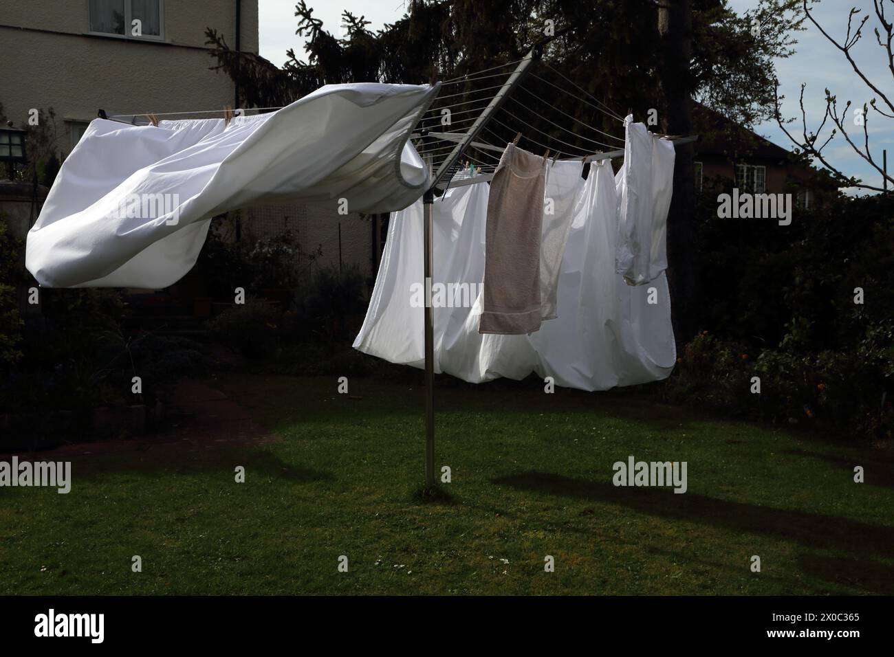 Blanchisserie sur Rotary Line soufflant dans Gusty Winds de la tempête Kathleen le 6 avril 2024 Surrey Angleterre Banque D'Images