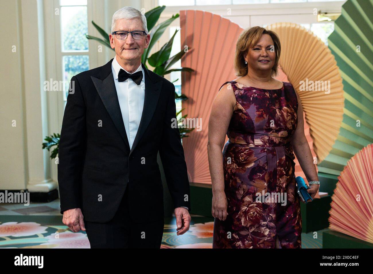 MM. Tim Cook et M.S. Lisa Jackson arrivent mercredi pour le dîner d’État offert par le président des États-Unis Joe Biden et la première dame Dr Jill Biden honorant le premier ministre Kishida Fumio et Mme Yuko Kishida du Japon dans le quartier des libraires de la Maison Blanche à Washington, DC. 10 avril 2024. crédit : Tierney L. Cross/CNP/MediaPunch Banque D'Images