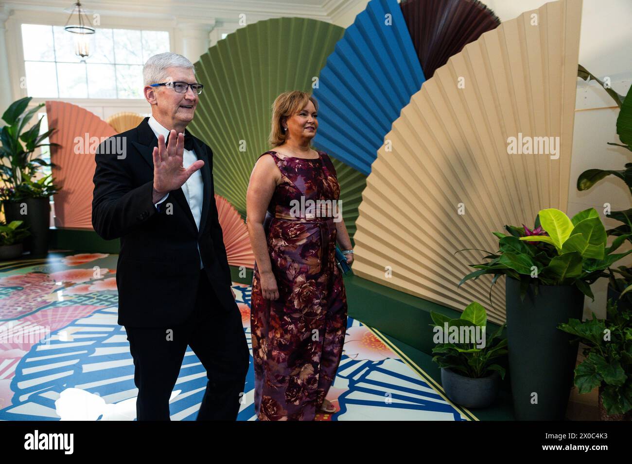 MM. Tim Cook et M.S. Lisa Jackson arrivent mercredi pour le dîner d’État offert par le président des États-Unis Joe Biden et la première dame Dr Jill Biden honorant le premier ministre Kishida Fumio et Mme Yuko Kishida du Japon dans le quartier des libraires de la Maison Blanche à Washington, DC. 10 avril 2024. crédit : Tierney L. Cross/CNP/MediaPunch Banque D'Images