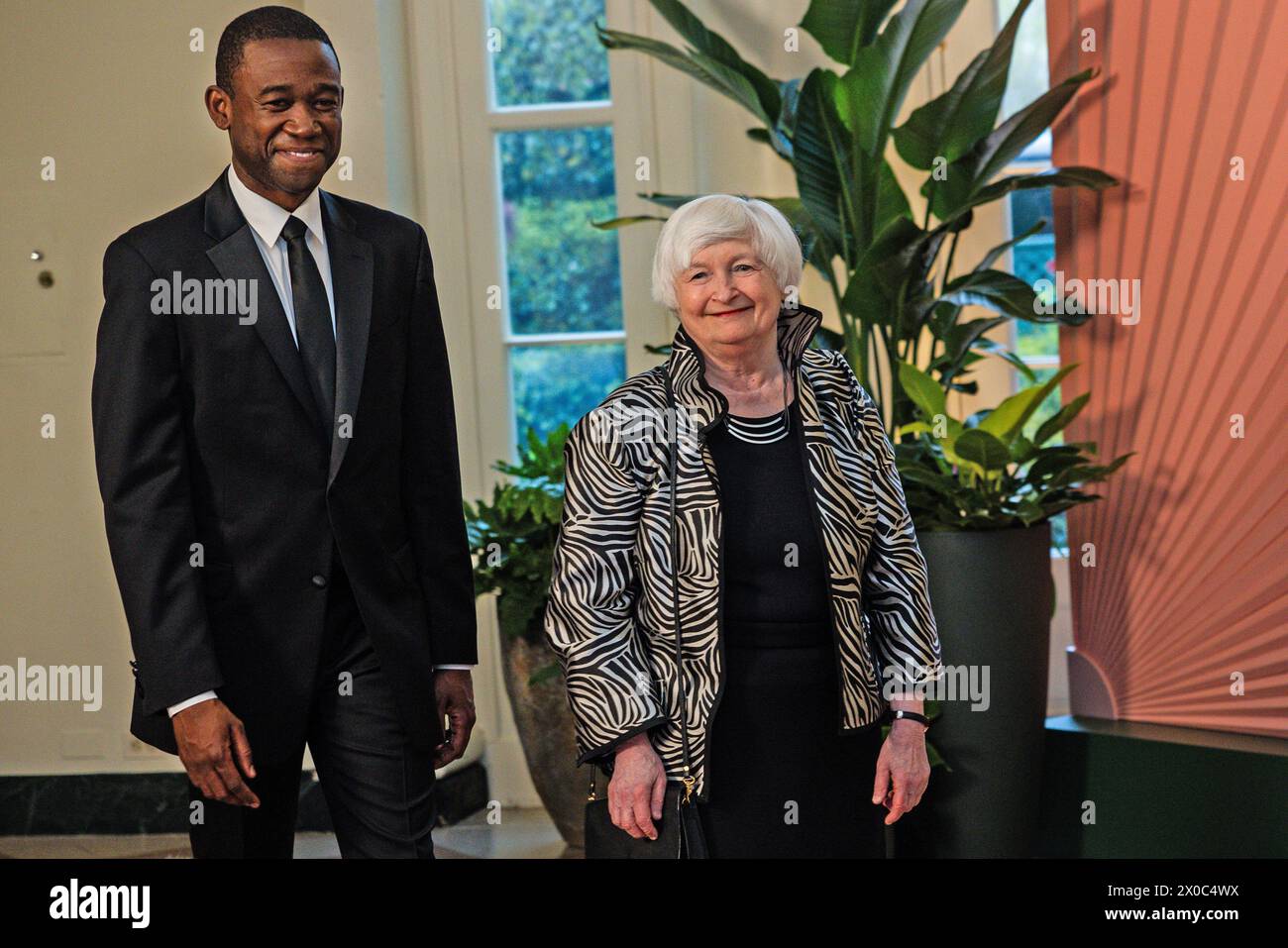 Secrétaire au Trésor des États-Unis Janet Yellen, Département du Trésor des États-Unis & Adewale Wally Adeyemo, le secrétaire adjoint au Trésor arrive pour le dîner d’État offert par le président des États-Unis Joe Biden et la première dame Dr Jill Biden en hommage au premier ministre Kishida Fumio et à Mme Yuko Kishida du Japon dans le quartier des libraires de la Maison Blanche à Washington, DC, le mercredi 10 avril 2024.crédit : Tierney L. Cross/CNP/MediaPunch Banque D'Images