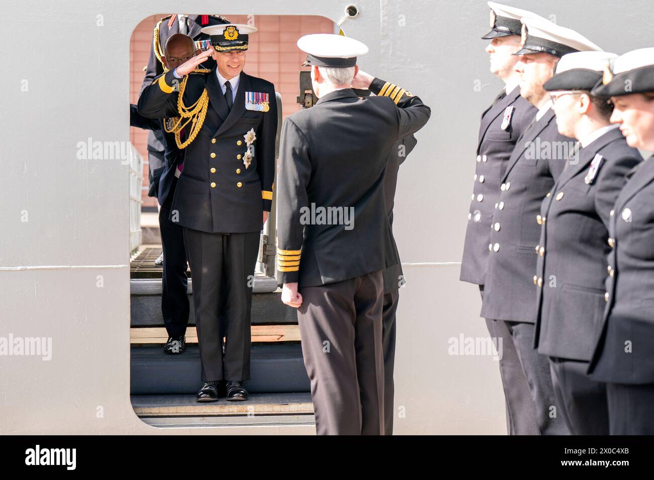 Le Prince Edward, duc d'Édimbourg, prend le salut à bord avant le Service de dédicace pour le navire auxiliaire de la Royal Fleet, RFA Stirling Castle, à Leith. Date de la photo : jeudi 11 avril 2024. Banque D'Images Le Prince Edward, duc d'Édimbourg, prend le salut à bord avant le Service de dédicace pour le navire auxiliaire de la Royal Fleet, RFA Stirling Castle, à Leith. Date de la photo : jeudi 11 avril 2024. Banque D'Images