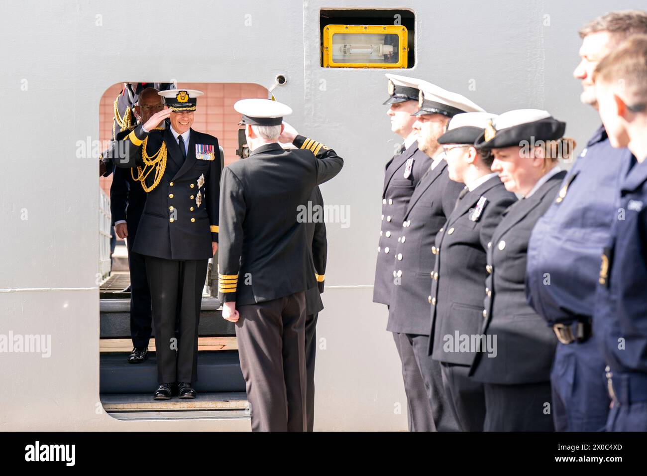 Le Prince Edward, duc d'Édimbourg, prend le salut à bord avant le Service de dédicace pour le navire auxiliaire de la Royal Fleet, RFA Stirling Castle, à Leith. Date de la photo : jeudi 11 avril 2024. Banque D'Images Le Prince Edward, duc d'Édimbourg, prend le salut à bord avant le Service de dédicace pour le navire auxiliaire de la Royal Fleet, RFA Stirling Castle, à Leith. Date de la photo : jeudi 11 avril 2024. Banque D'Images