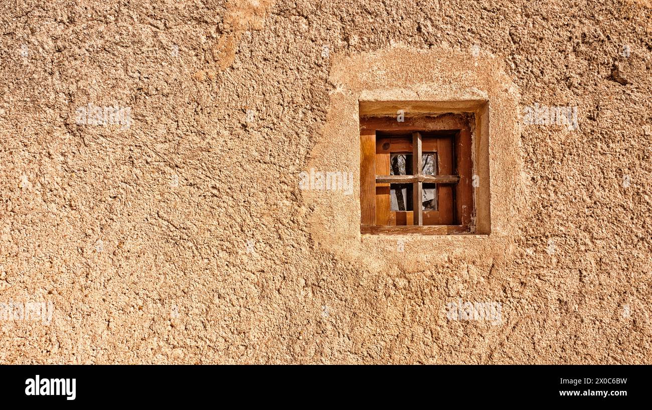 Fermé vieille fenêtre traditionnelle sur un vieux mur Banque D'Images