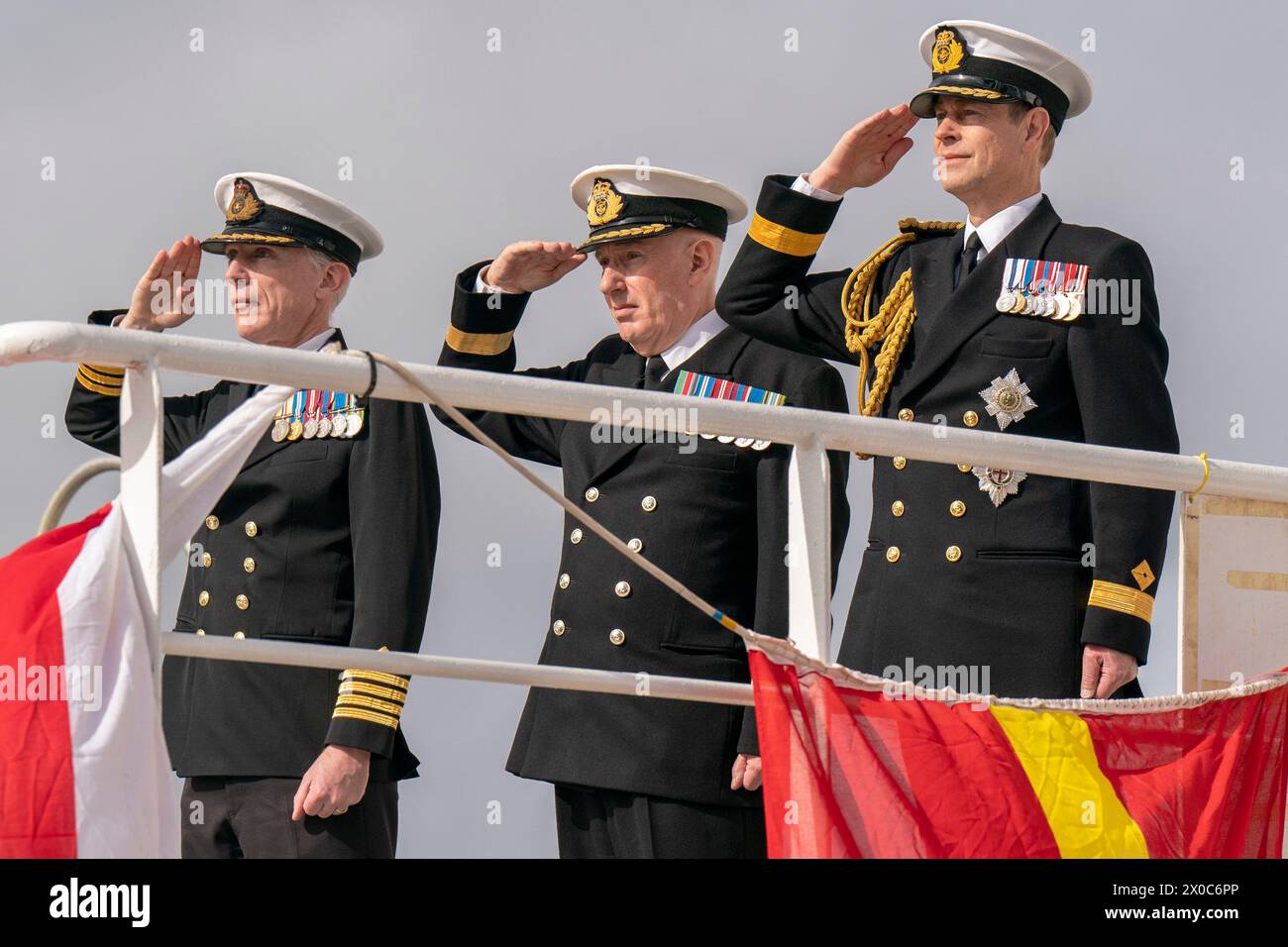 Le prince Edward, duc d'Édimbourg, aux côtés du commandant le capitaine Duncan Vernoum (à gauche) et du commodore David Eagles (au centre), salue l'enseigne du navire pendant le service de dédicace pour le navire auxiliaire de la Royal Fleet, RFA Stirling Castle, à Leith. Date de la photo : jeudi 11 avril 2024. Banque D'Images Le prince Edward, duc d'Édimbourg, aux côtés du commandant le capitaine Duncan Vernoum (à gauche) et du commodore David Eagles (au centre), salue l'enseigne du navire pendant le service de dédicace pour le navire auxiliaire de la Royal Fleet, RFA Stirling Castle, à Leith. Date de la photo : jeudi 11 avril 2024. Banque D'Images