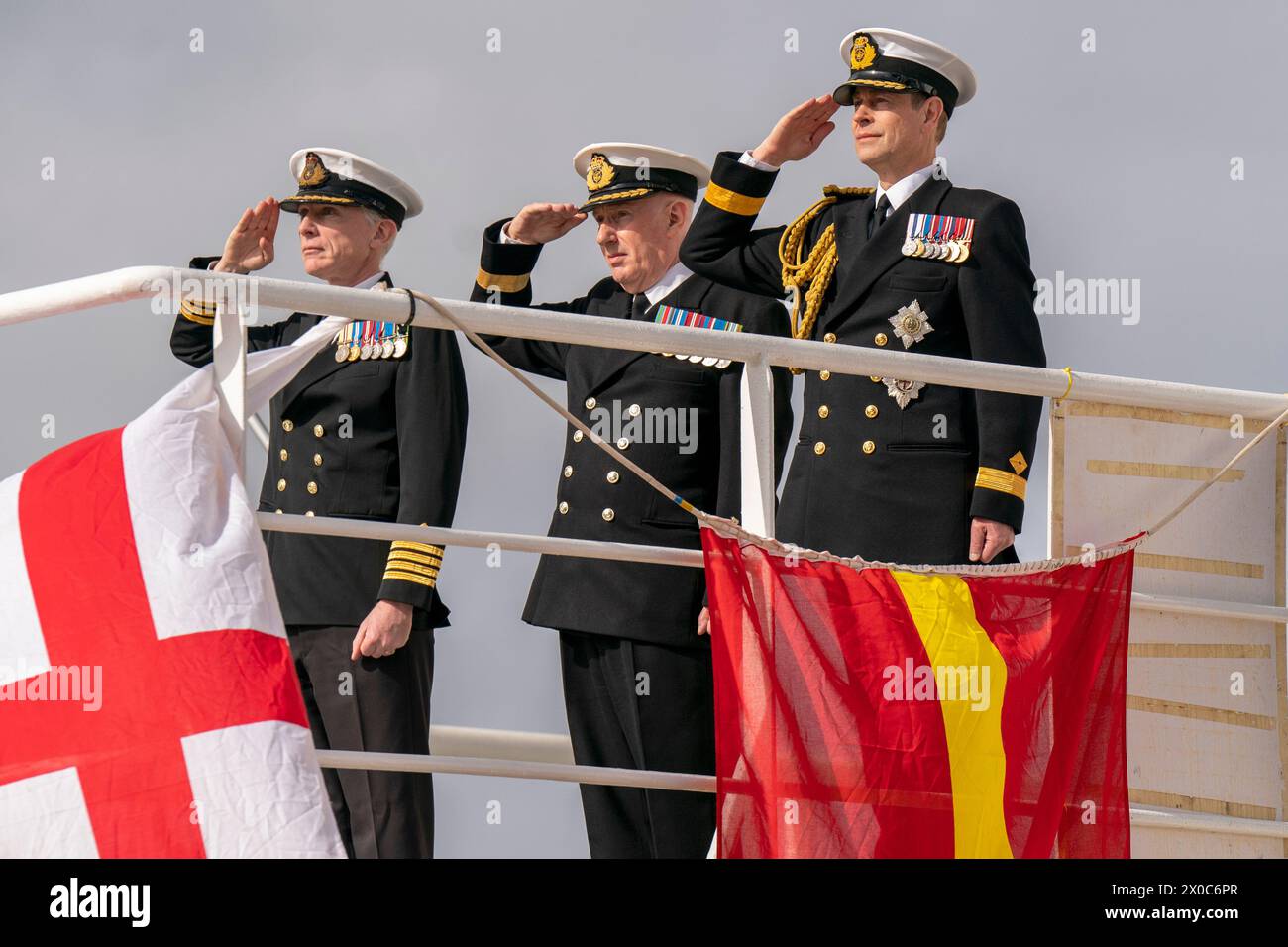 Le prince Edward, duc d'Édimbourg, aux côtés du commandant le capitaine Duncan Vernoum (à gauche) et du commodore David Eagles (au centre), salue l'enseigne du navire pendant le service de dédicace pour le navire auxiliaire de la Royal Fleet, RFA Stirling Castle, à Leith. Date de la photo : jeudi 11 avril 2024. Banque D'Images Le prince Edward, duc d'Édimbourg, aux côtés du commandant le capitaine Duncan Vernoum (à gauche) et du commodore David Eagles (au centre), salue l'enseigne du navire pendant le service de dédicace pour le navire auxiliaire de la Royal Fleet, RFA Stirling Castle, à Leith. Date de la photo : jeudi 11 avril 2024. Banque D'Images