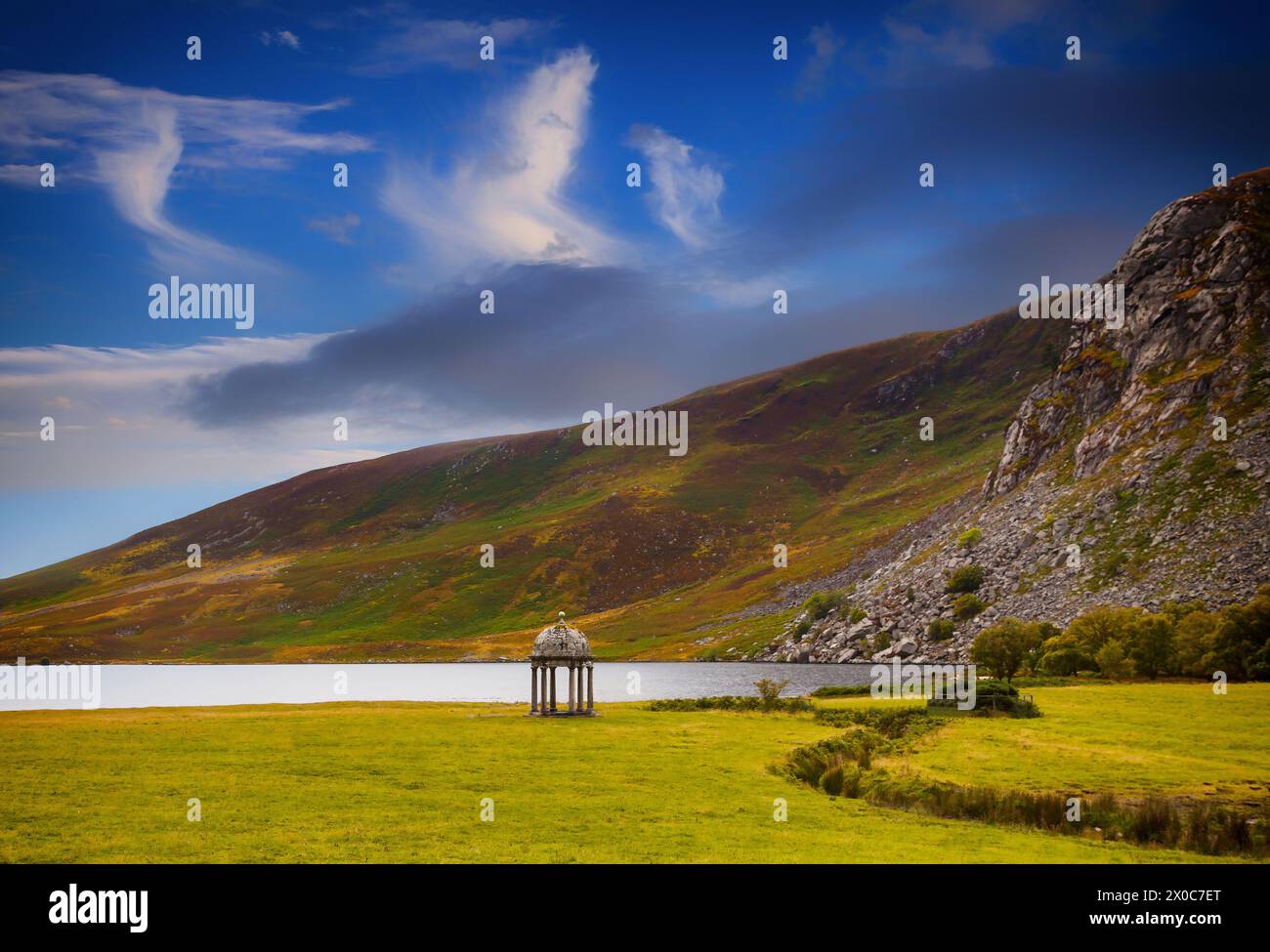 Temple de pierre du XVIIIe siècle à Luggala, sur le côté de Lough Tay dans le comté de Wiclow, Irlande Banque D'Images