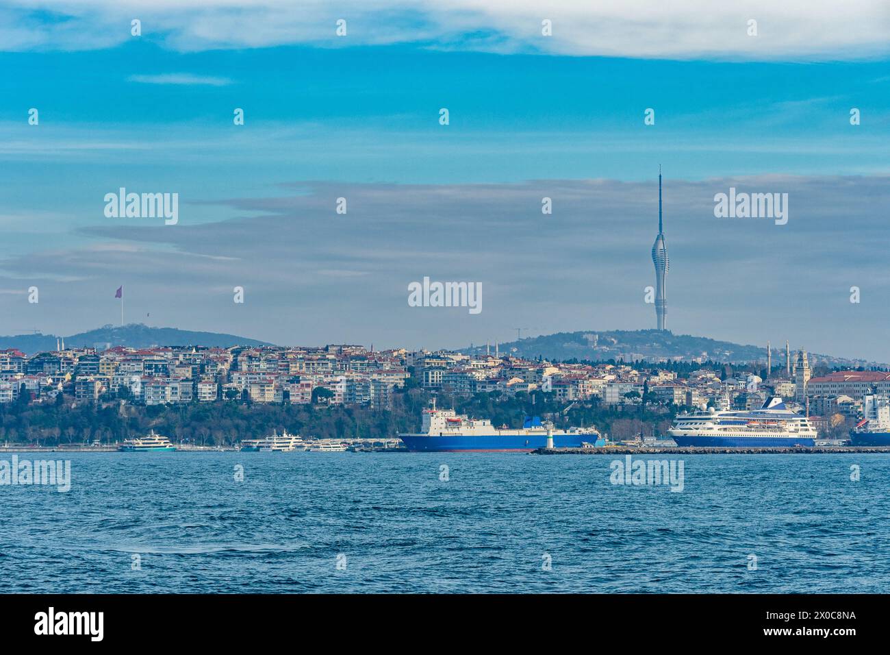 Paysage de la ville d'Istanbul avec New Kucuk Camlica TV Radio Tower, une tour de télécommunications avec des ponts d'observation et des restaurants. Banque D'Images