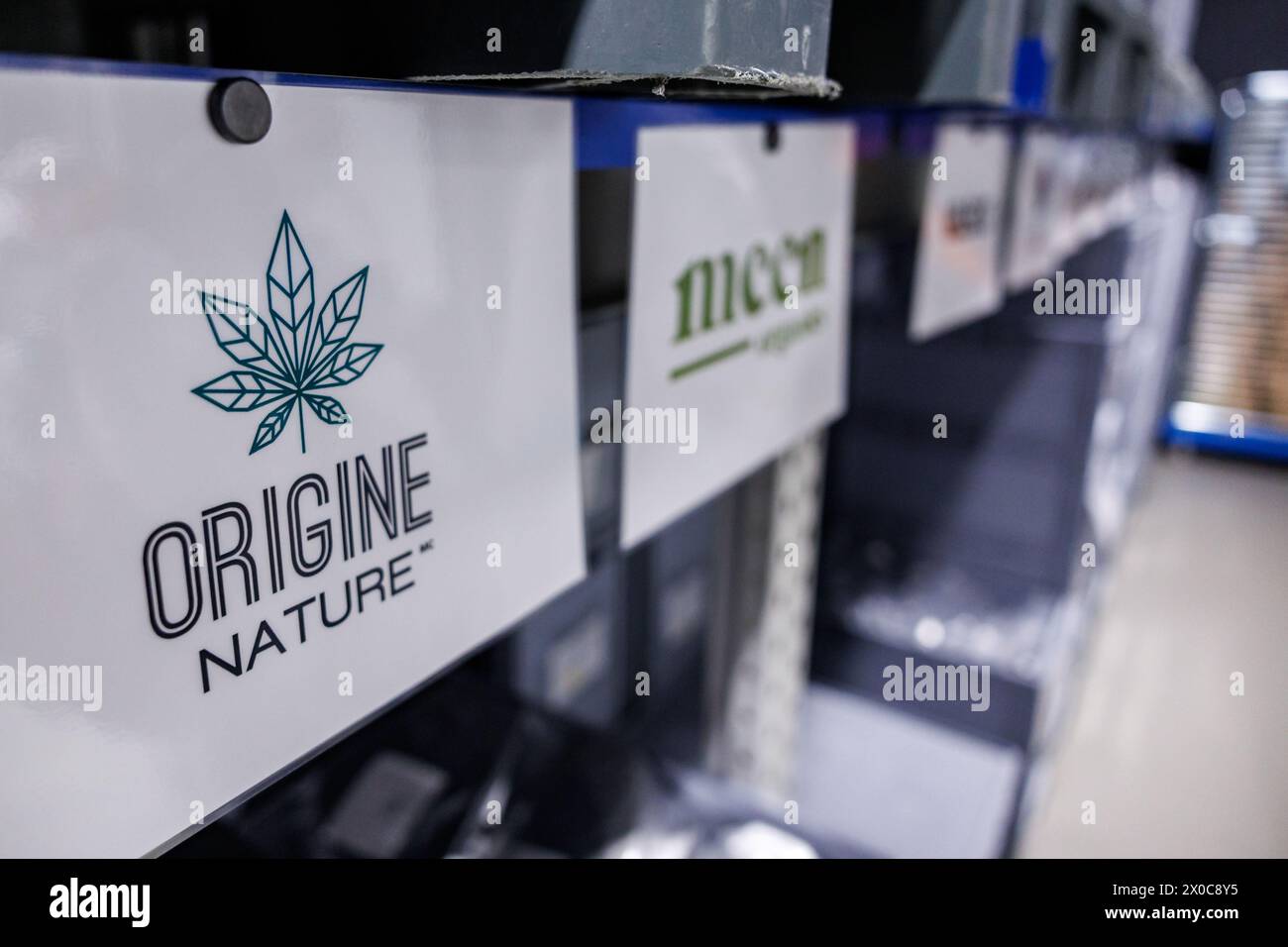 Landkreis Schweinfurt, Allemagne. 11 avril 2024. Diverses matières premières de cannabis sont stockées dans la chambre forte de la société de cannabis Cantourage. La société de cannabis Cantourage Group se produit du cannabis médicinal en Allemagne depuis des années et, depuis 2021, également dans une usine de production en basse-Franconie, qui est actuellement en expansion. Crédit : Daniel Karmann/dpa/Alamy Live News Banque D'Images