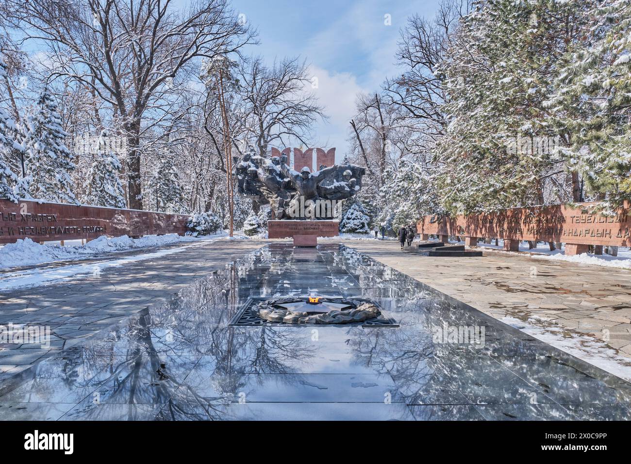 Almaty, Kazakhstan - 15 mars 2024 : flamme éternelle du Mémorial de la gloire dans le parc nommé d'après 28 gardes Panfilov. Partie centrale du triptyque feat, imag Banque D'Images