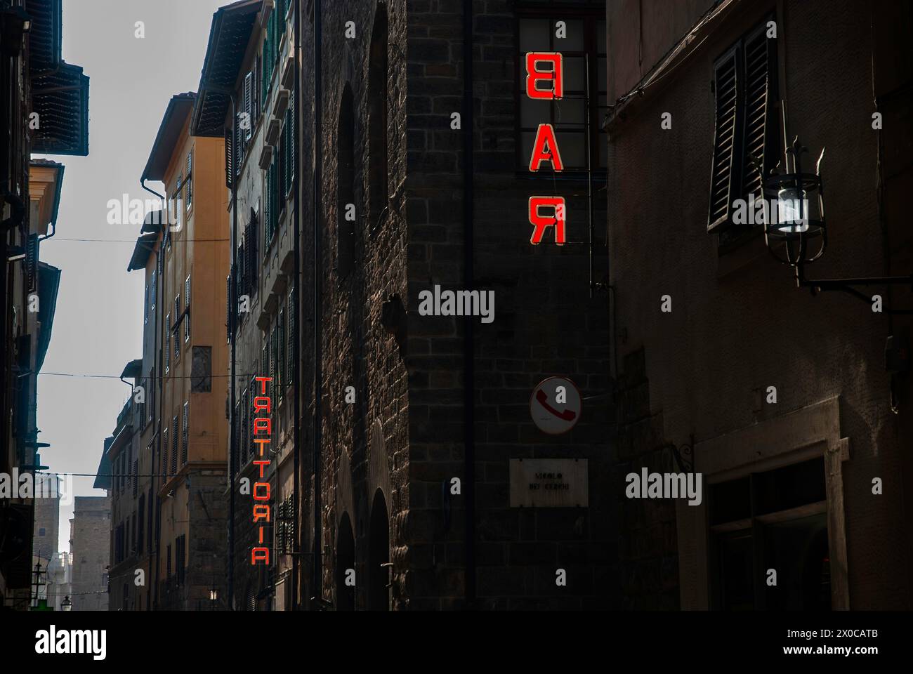 Enseignes au néon Bar et Trattoria dans une rue de Florence Banque D'Images