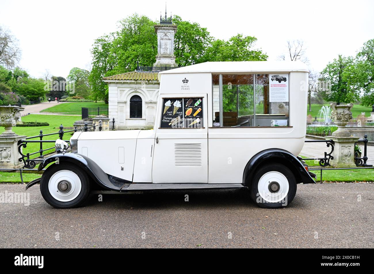 La camionnette Phantom 11 Rolls-Royce Ice Cream a été garée aux jardins italiens aujourd'hui attirant l'attention des habitants et des visiteurs, la limousine d'avant-guerre sur mesure et convertie en un véhicule de mariage est devenue la camionnette de crème glacée ultime. Le Phantom 11 est la propriété de Stuart Whitby qui a établi Whitby Morrison Ice Cream vans .. Banque D'Images