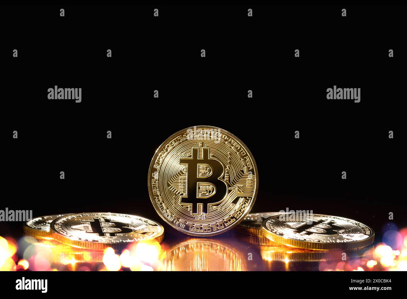 Crypto-monnaie Bitcoin avec bokeh flou coloré sur fond noir. Banque D'Images